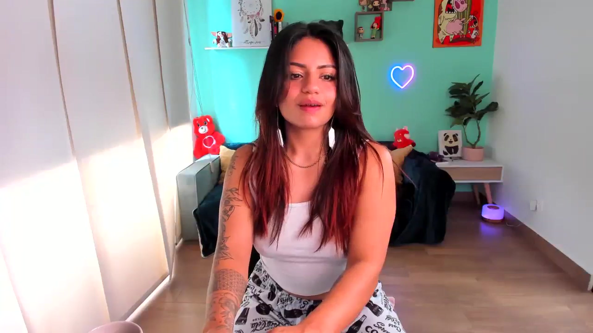 Gallery image thumbnail from SarishaLove's myfreecams stream on, 08/05/2023, 14:32 image 10 of 20