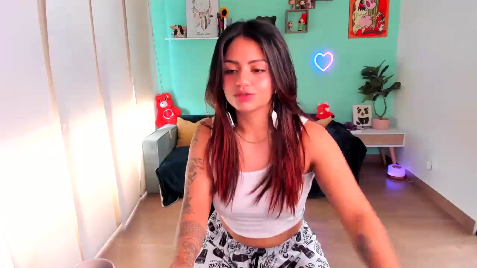 Gallery image thumbnail from SarishaLove's myfreecams stream on, 08/05/2023, 14:32 image 16 of 20