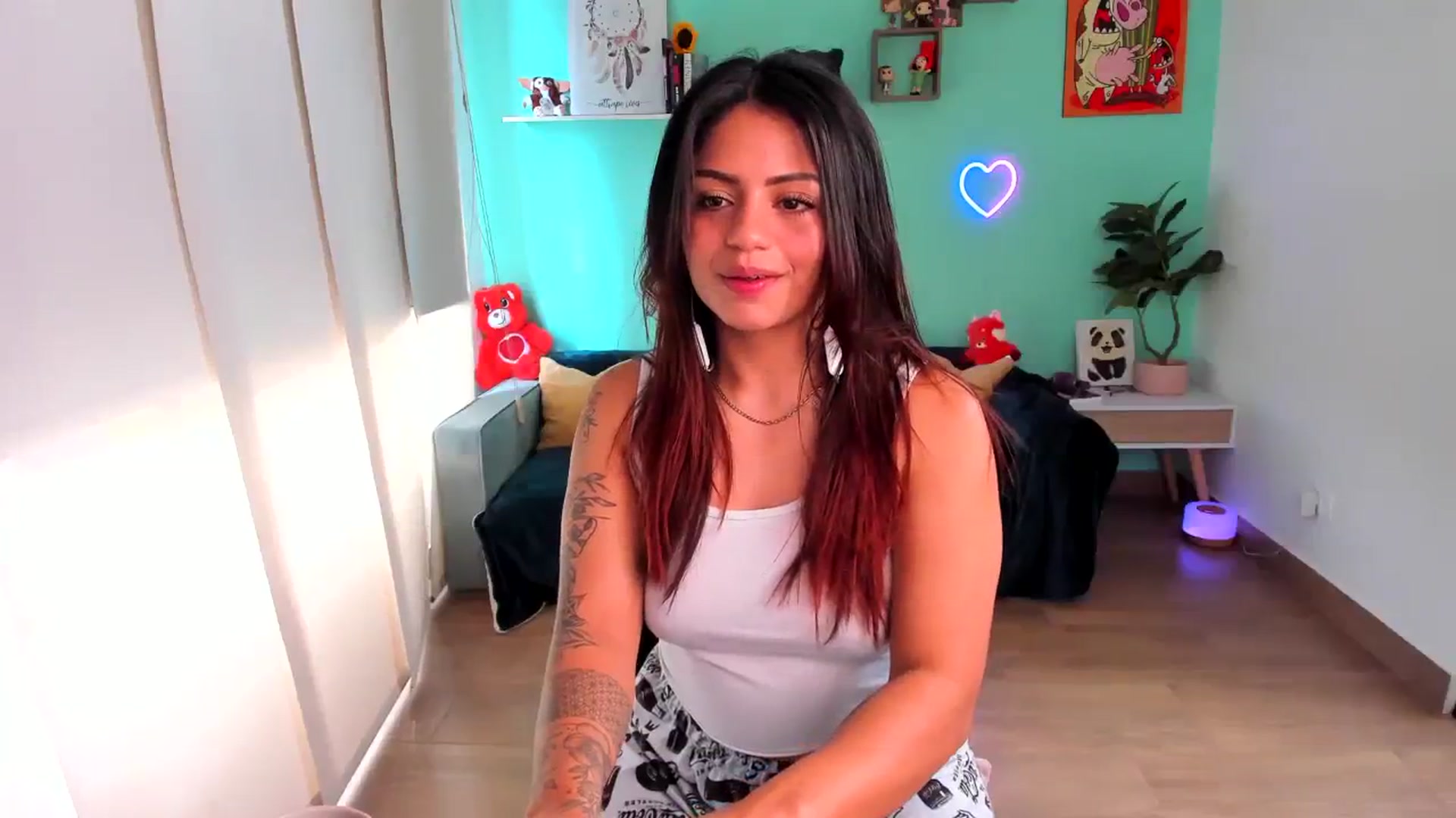 Gallery image thumbnail from SarishaLove's myfreecams stream on, 08/05/2023, 14:32 image 6 of 20