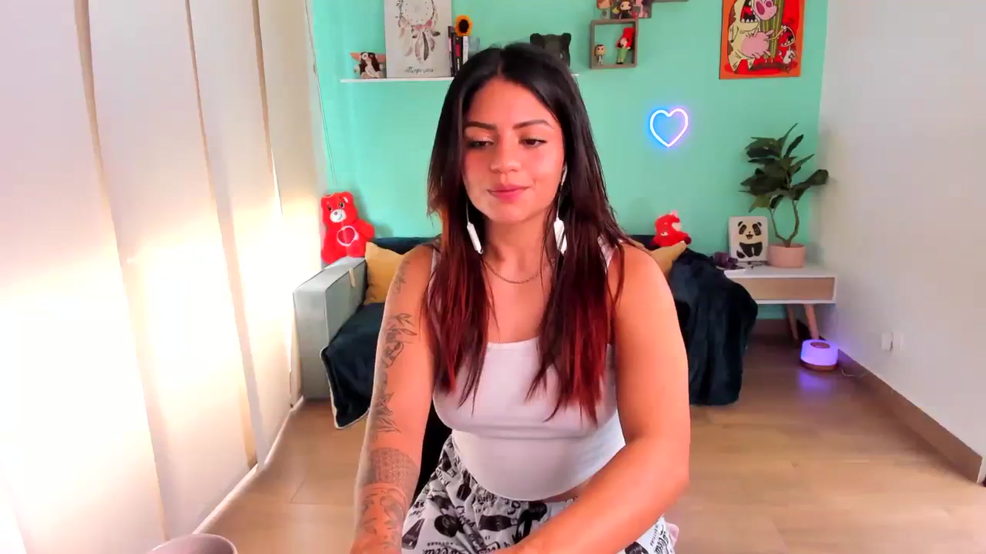 Gallery image thumbnail from SarishaLove's myfreecams stream on, 08/05/2023, 14:32 image 14 of 20