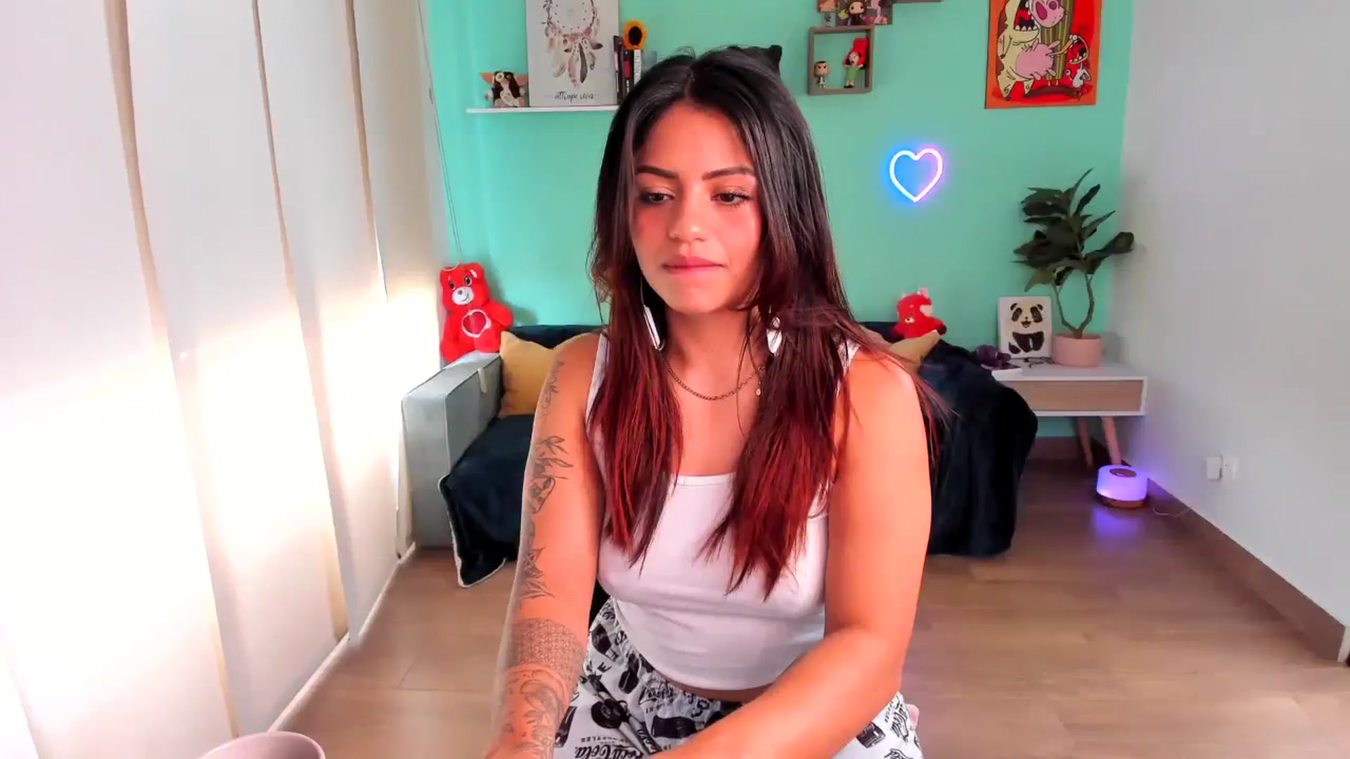 Gallery image thumbnail from SarishaLove's myfreecams stream on, 08/05/2023, 14:32 image 7 of 20