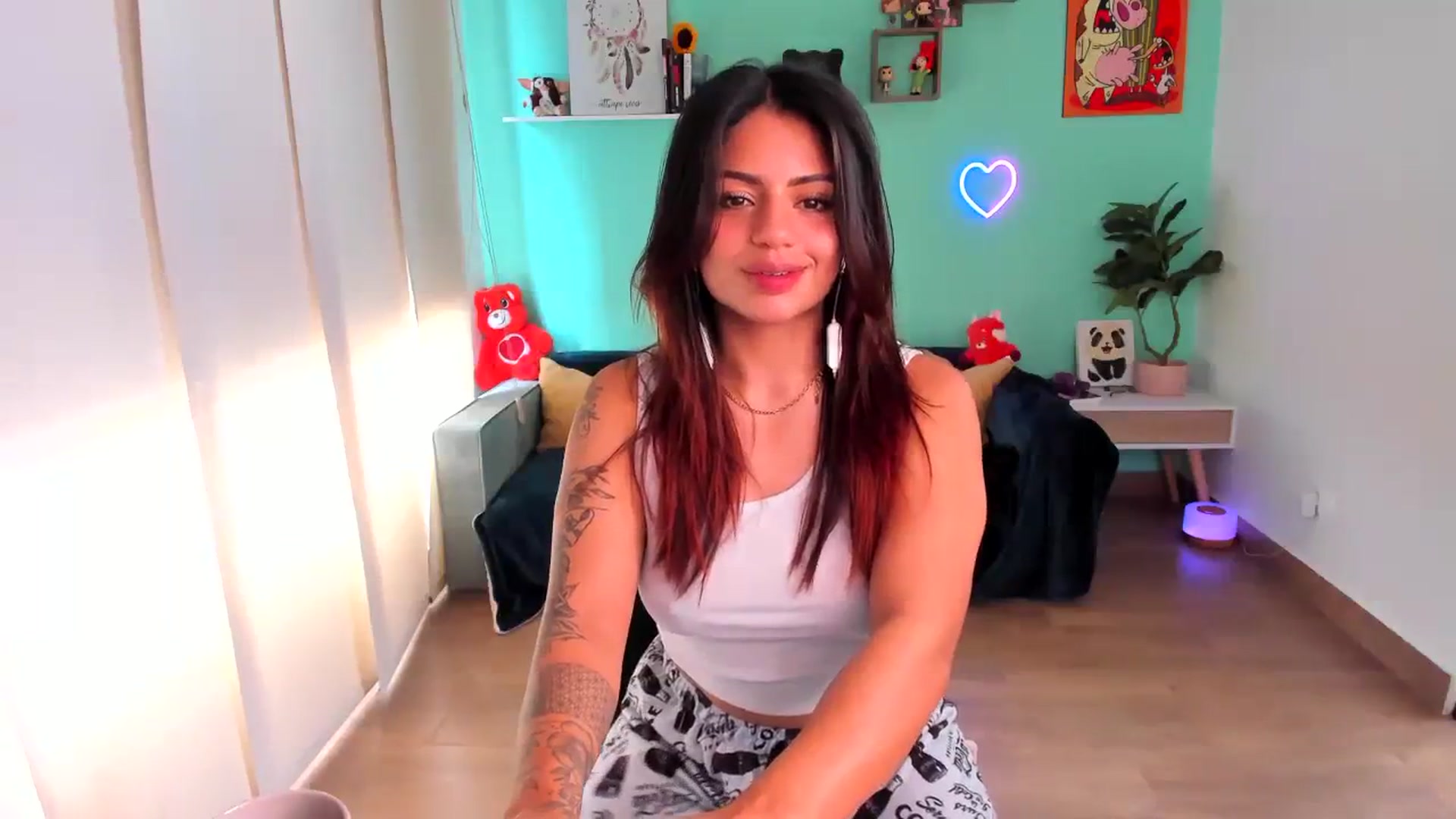 Gallery image thumbnail from SarishaLove's myfreecams stream on, 08/05/2023, 14:32 image 17 of 20