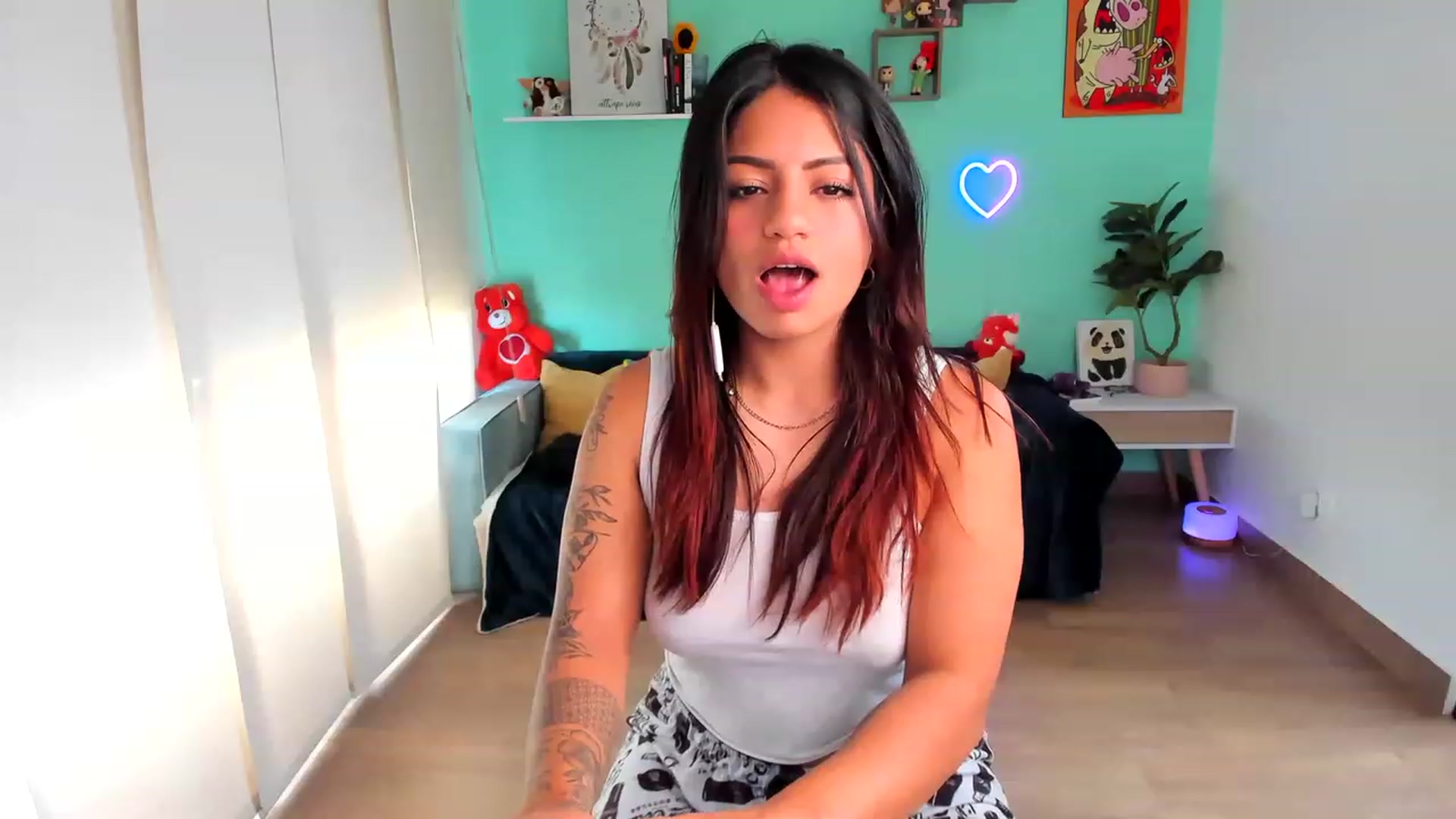 Gallery image thumbnail from SarishaLove's myfreecams stream on, 08/05/2023, 16:42 image 4 of 20