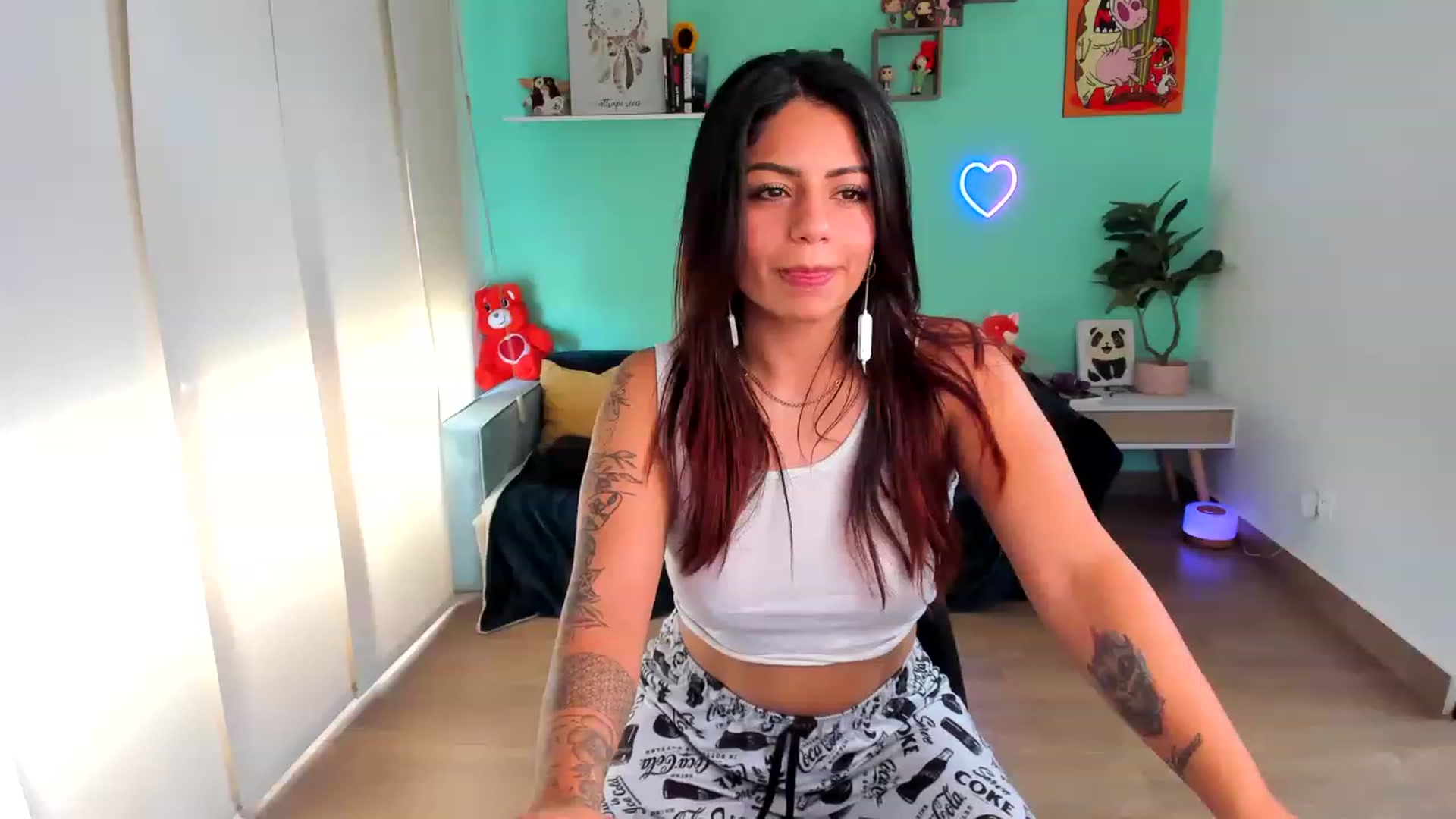 Gallery image thumbnail from SarishaLove's myfreecams stream on, 08/05/2023, 16:42 image 13 of 20