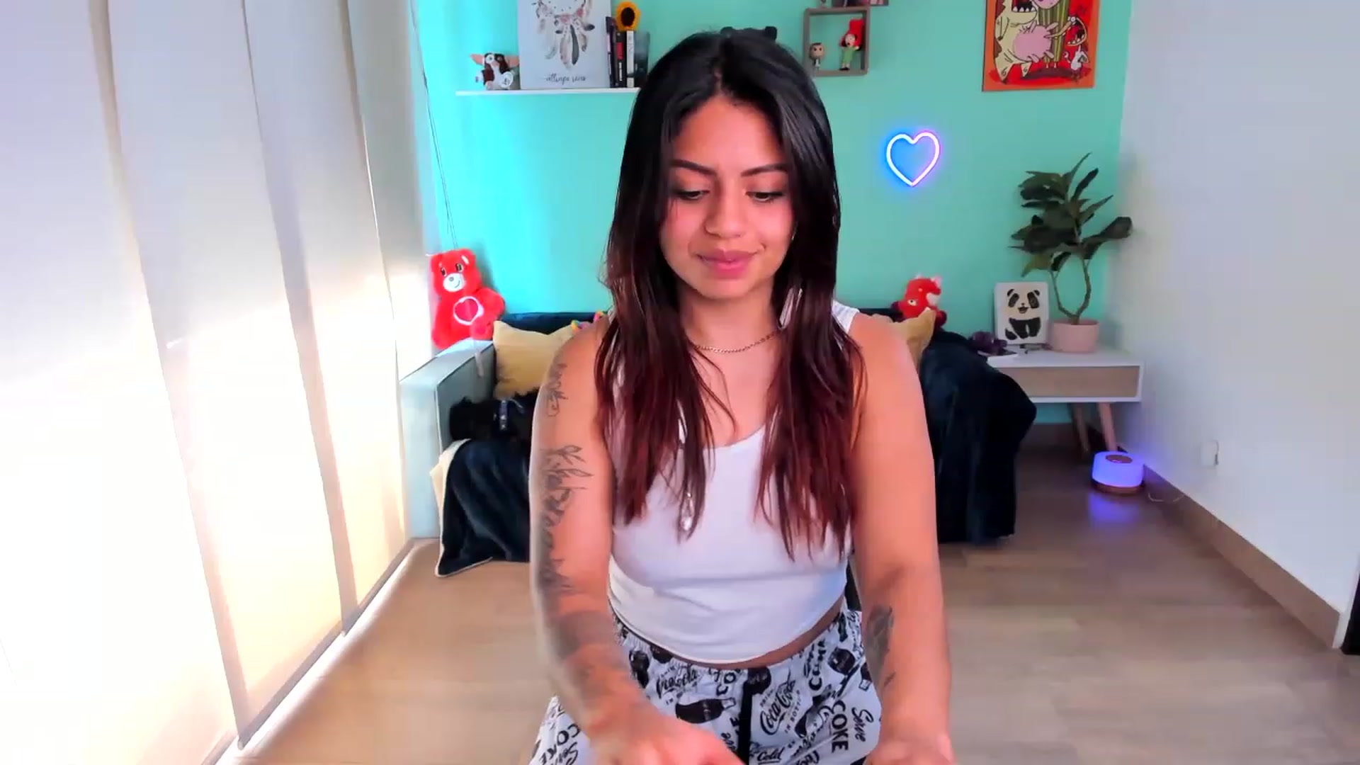 Gallery image thumbnail from SarishaLove's myfreecams stream on, 08/05/2023, 18:20 image 13 of 20