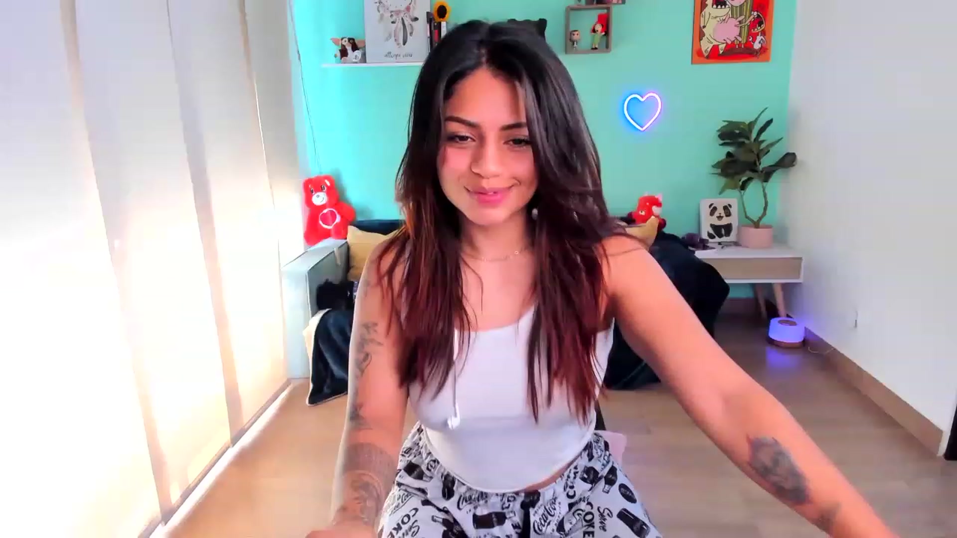 Gallery image thumbnail from SarishaLove's myfreecams stream on, 08/05/2023, 18:20 image 14 of 20