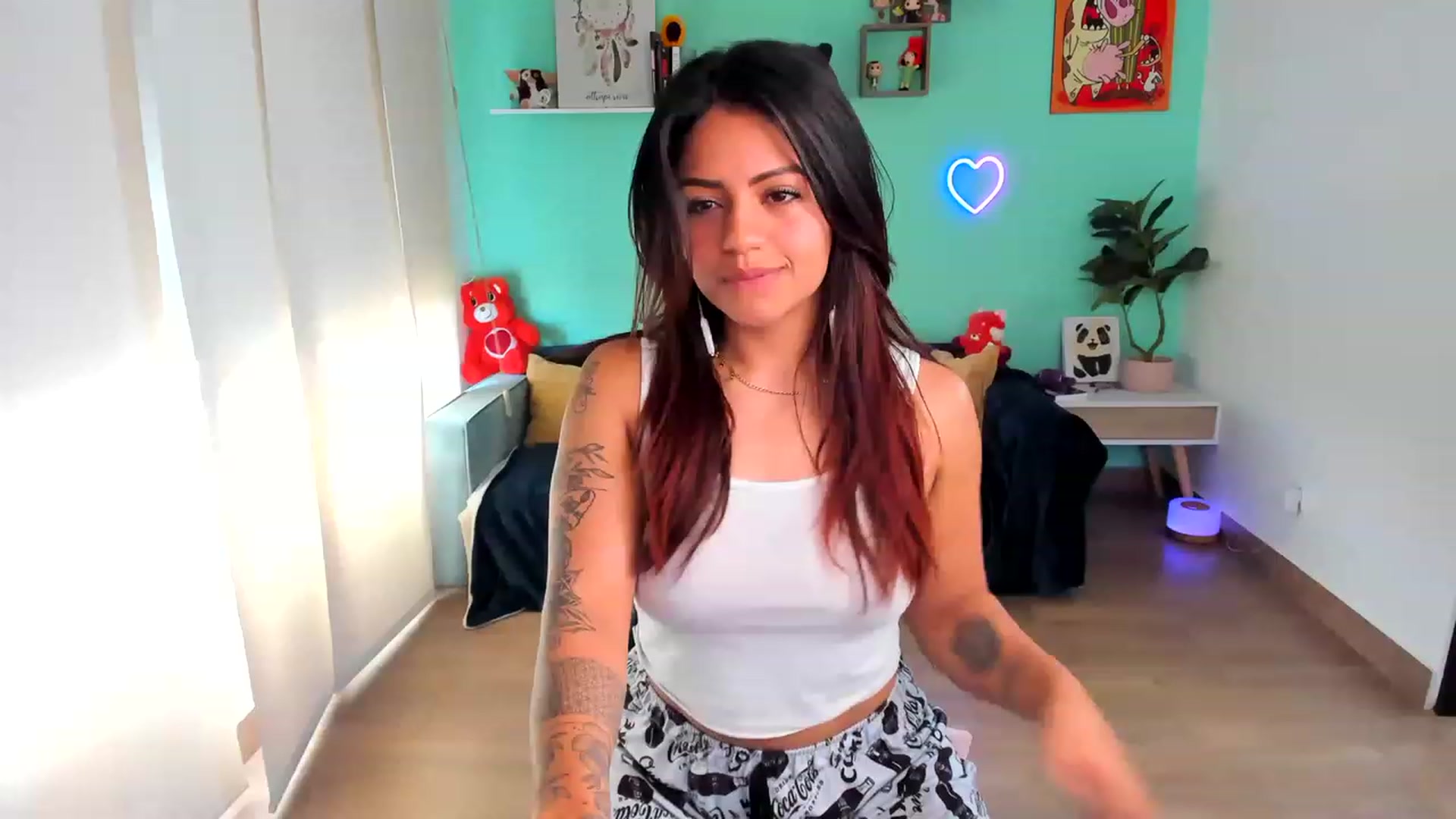 Gallery image thumbnail from SarishaLove's myfreecams stream on, 08/05/2023, 18:20 image 3 of 20