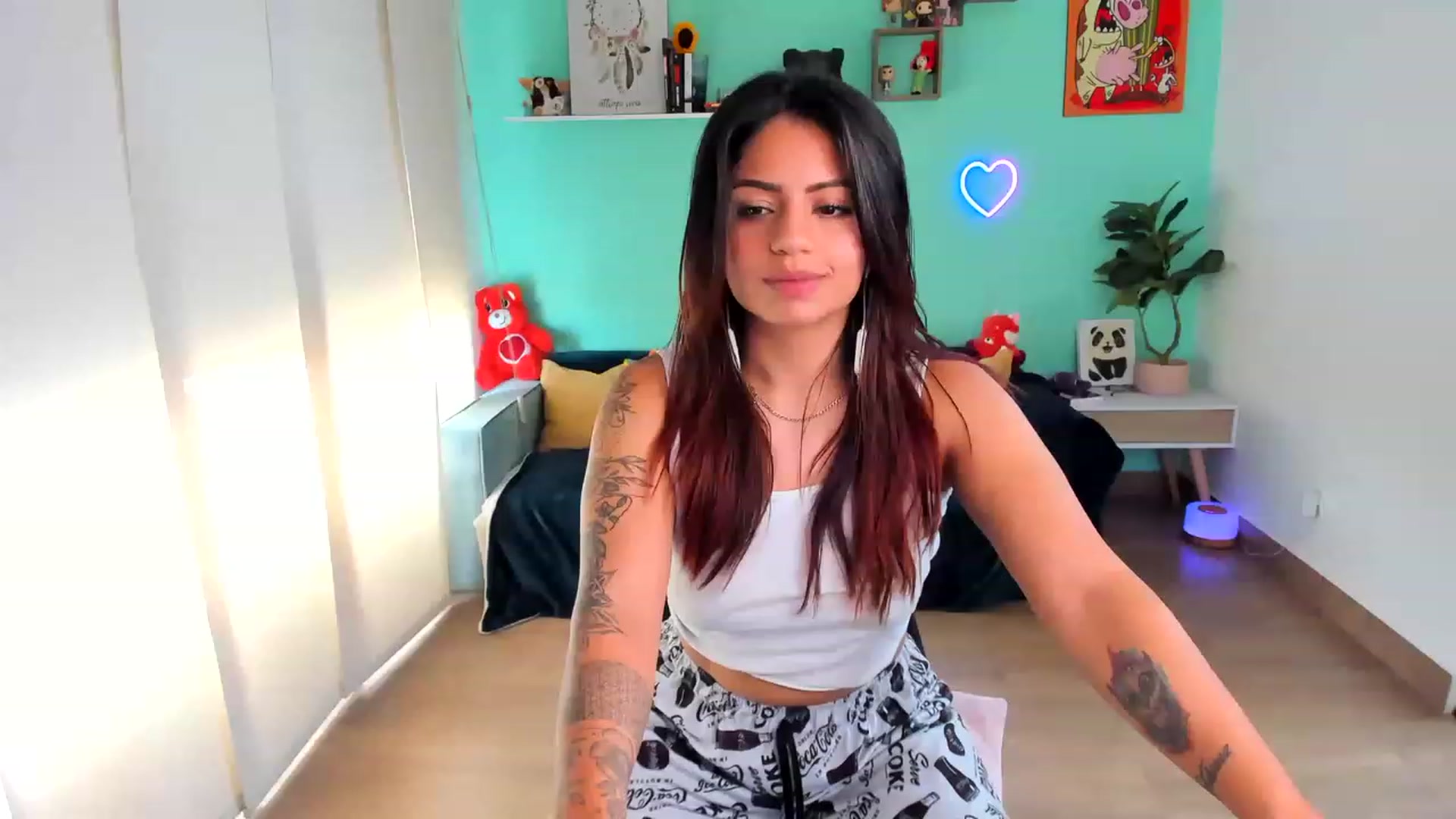 Gallery image thumbnail from SarishaLove's myfreecams stream on, 08/05/2023, 18:20 image 2 of 20