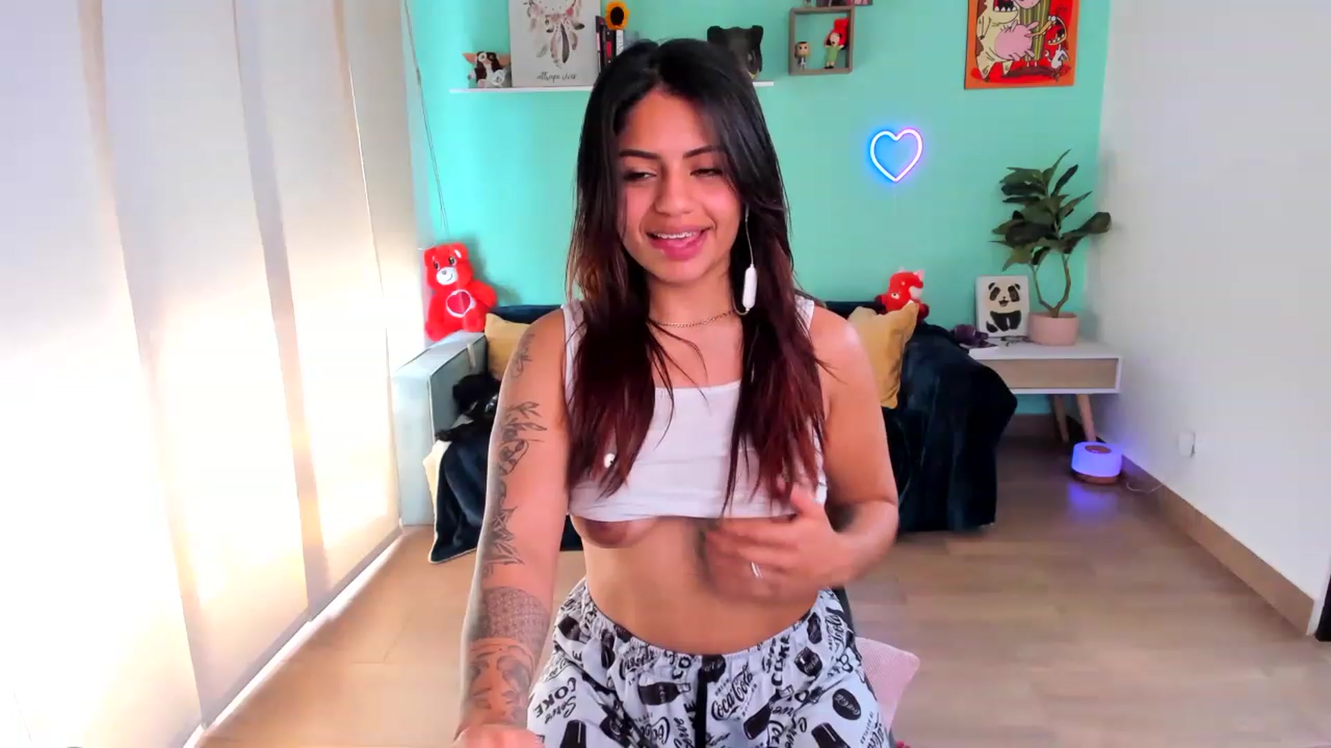 Gallery image thumbnail from SarishaLove's myfreecams stream on, 08/05/2023, 18:20 image 18 of 20