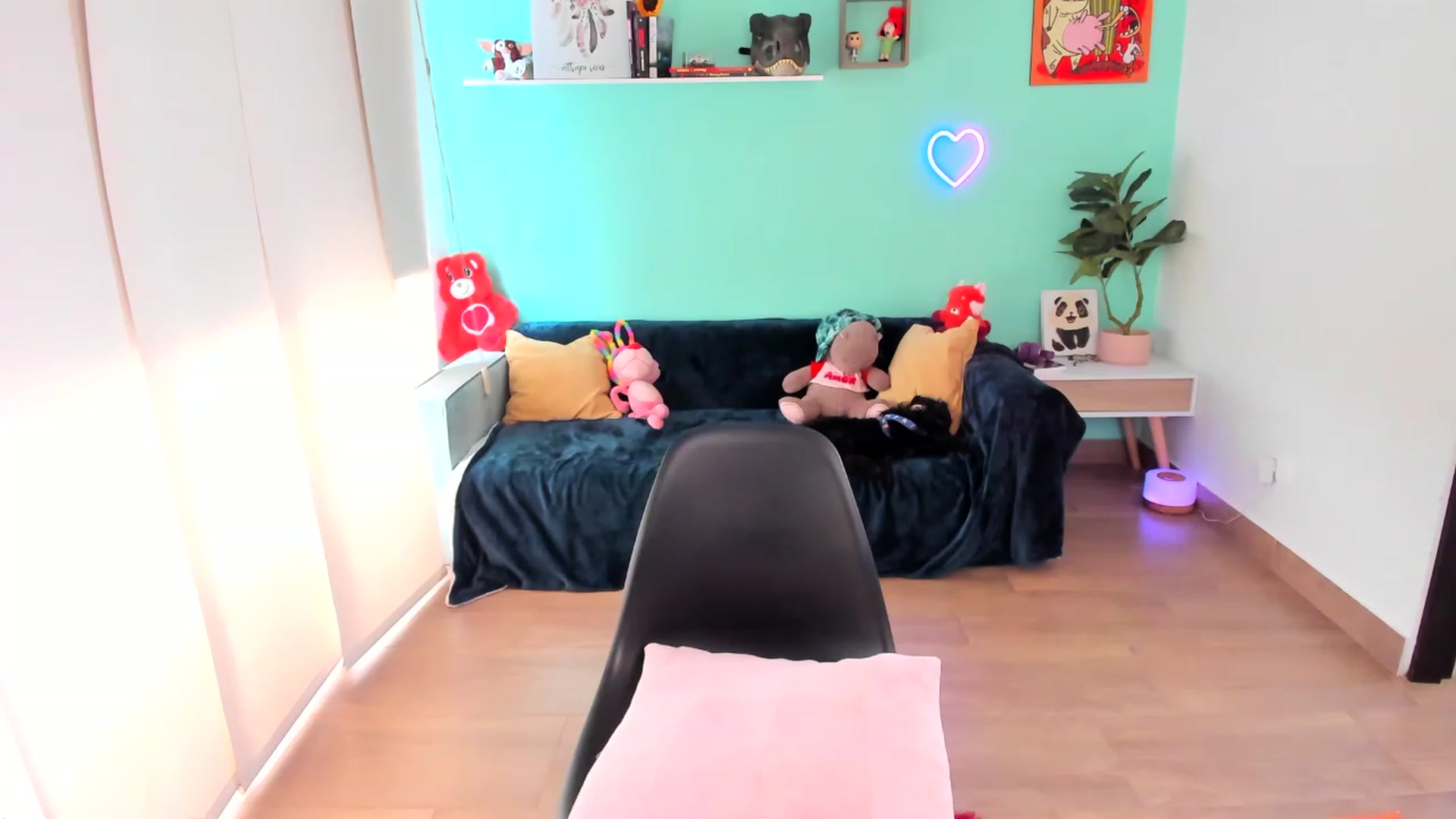 Gallery image thumbnail from SarishaLove's myfreecams stream on, 08/05/2023, 18:20 image 5 of 20