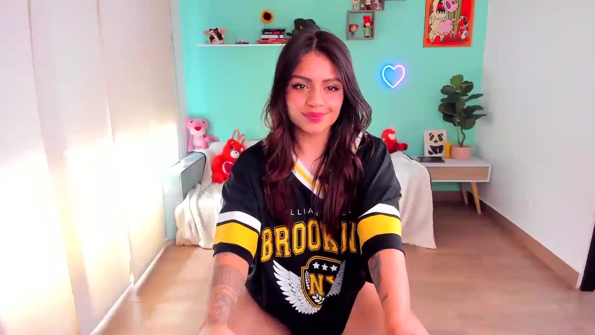 Gallery image thumbnail from SarishaLove's myfreecams stream on, 08/29/2023, 19:15 image 2 of 20
