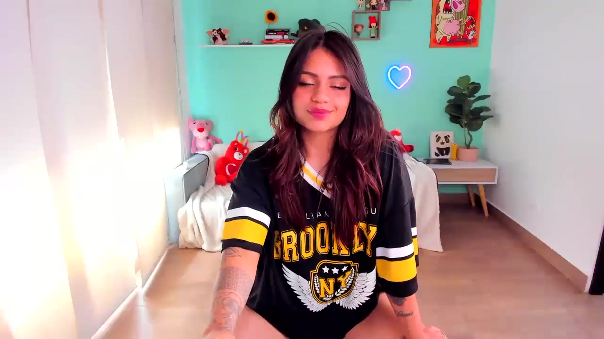 Gallery image thumbnail from SarishaLove's myfreecams stream on, 08/29/2023, 19:15 image 3 of 20