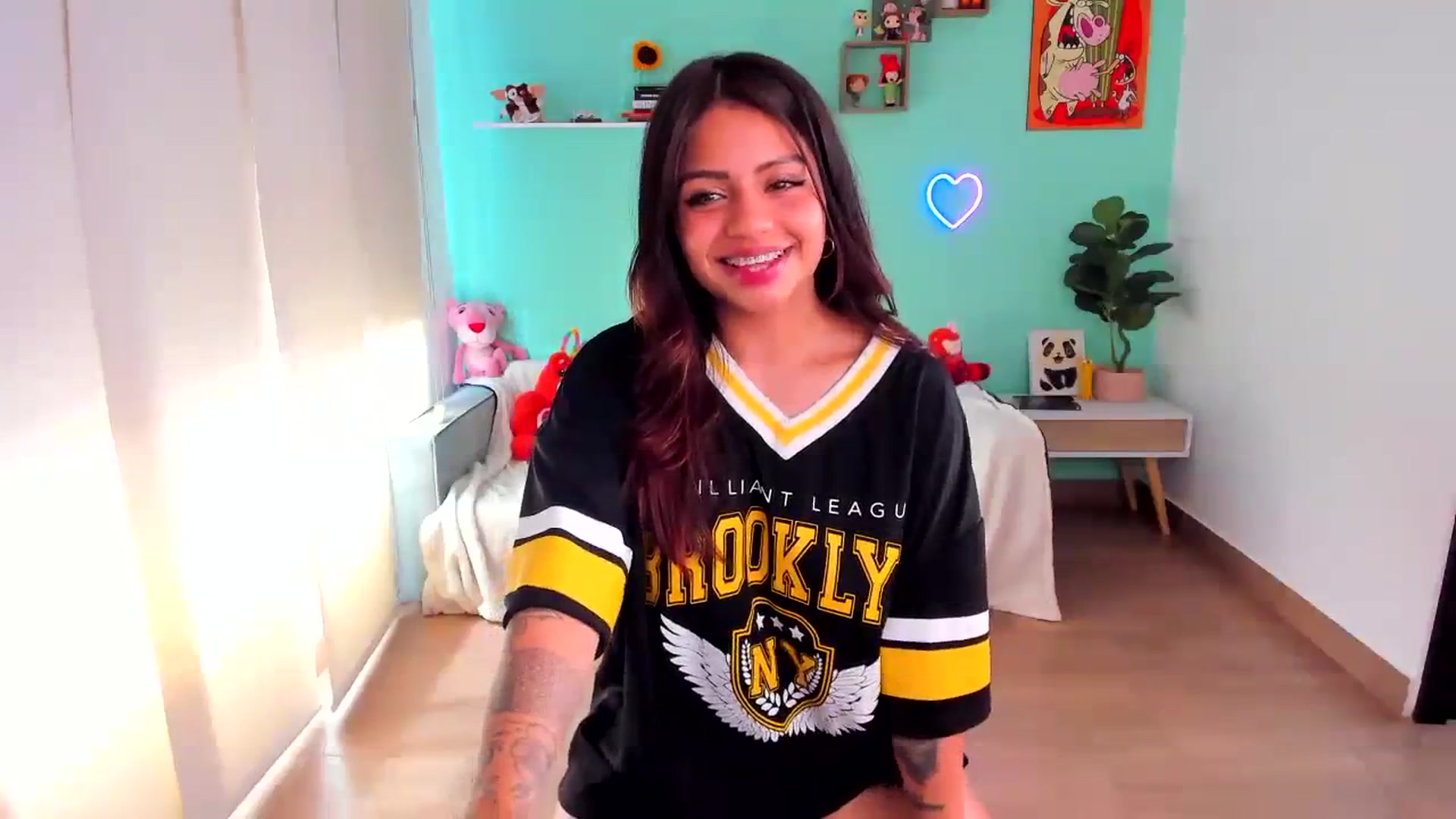 Gallery image thumbnail from SarishaLove's myfreecams stream on, 08/29/2023, 19:15 image 12 of 20