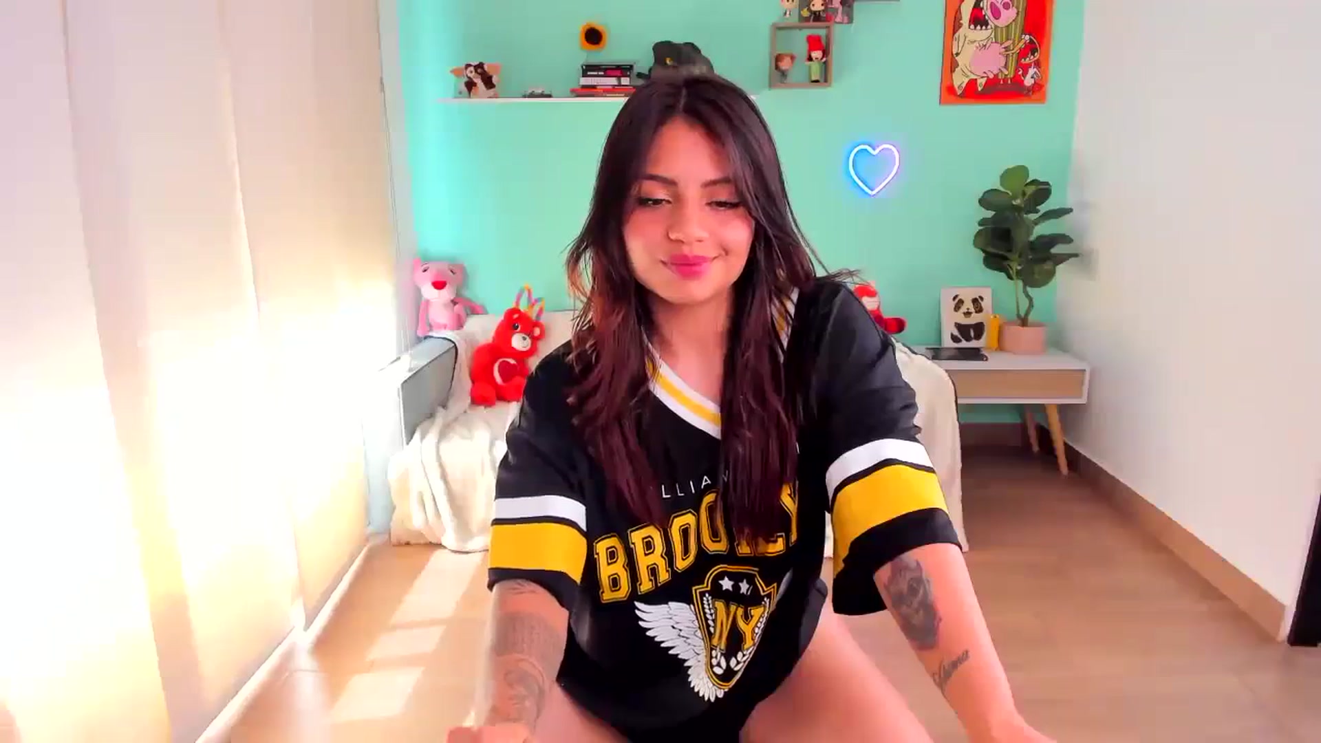 Gallery image thumbnail from SarishaLove's myfreecams stream on, 08/29/2023, 19:15 image 4 of 20