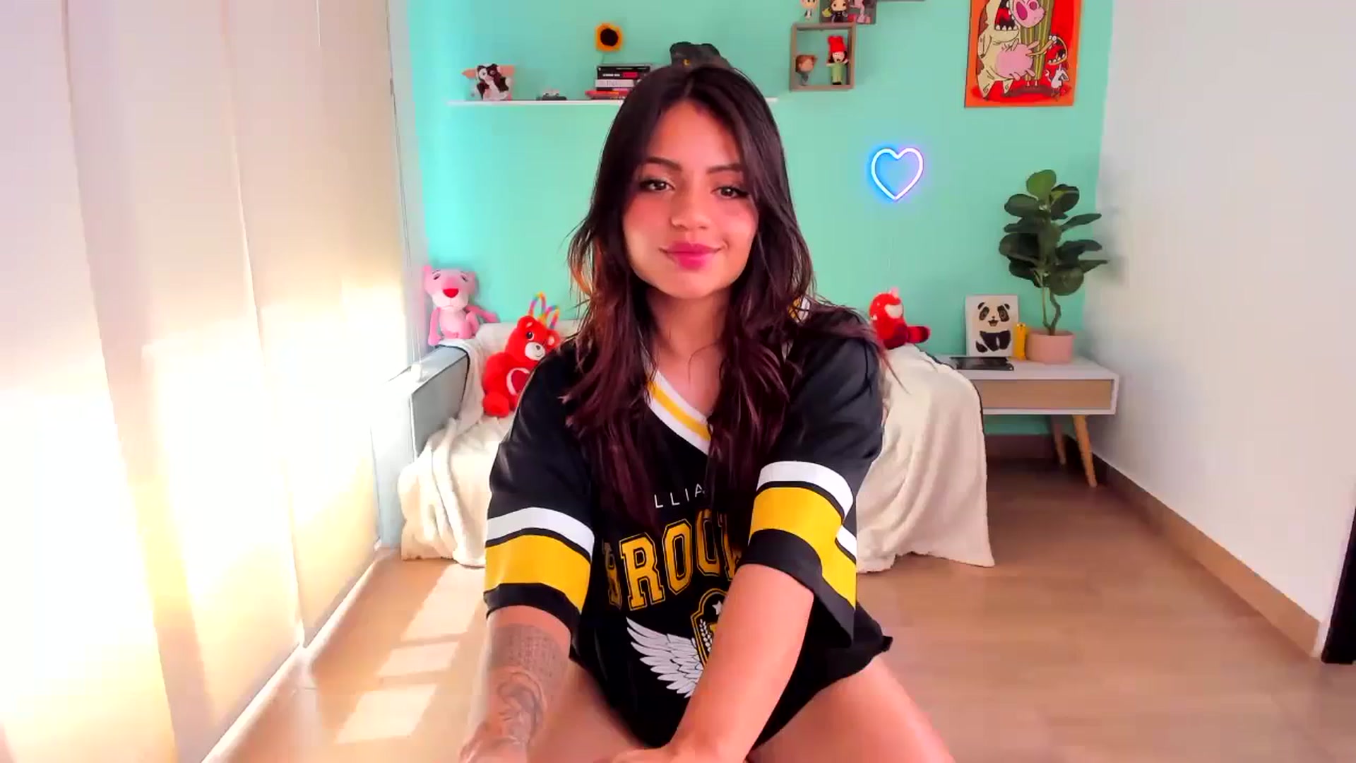 Gallery image thumbnail from SarishaLove's myfreecams stream on, 08/29/2023, 19:15 image 6 of 20