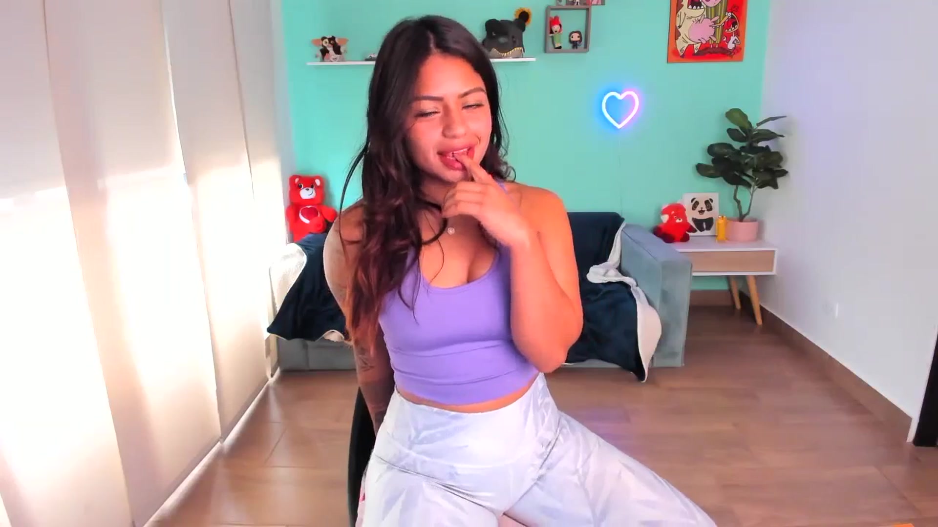 Gallery image thumbnail from SarishaLove's myfreecams stream on, 10/05/2023, 12:50 image 13 of 20