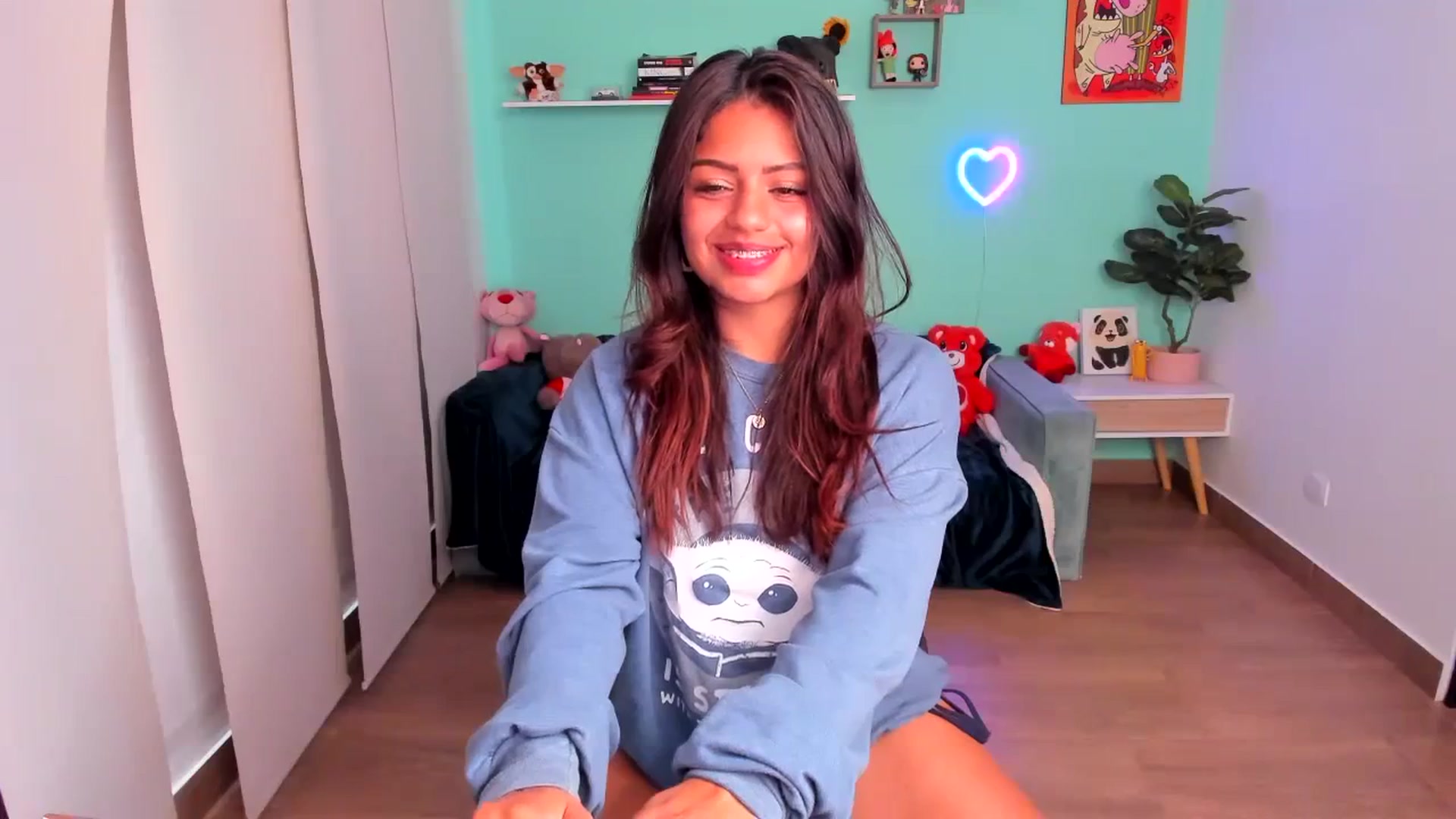 Gallery image thumbnail from SarishaLove's myfreecams stream on, 10/06/2023, 12:31 image 16 of 20