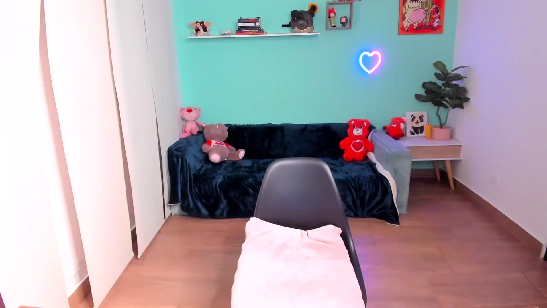 Gallery image thumbnail from SarishaLove's myfreecams stream on, 10/06/2023, 12:31 image 11 of 20
