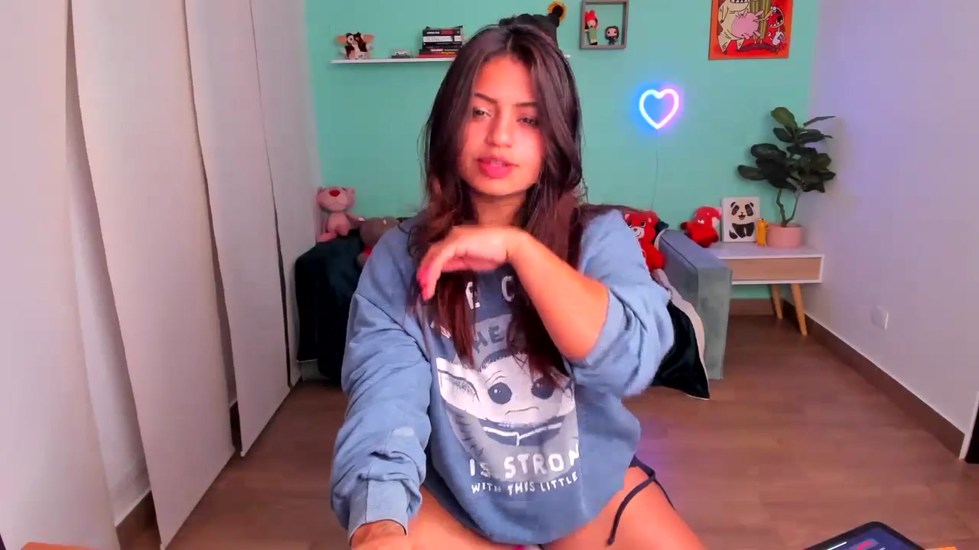 Gallery image thumbnail from SarishaLove's myfreecams stream on, 10/06/2023, 12:31 image 6 of 20