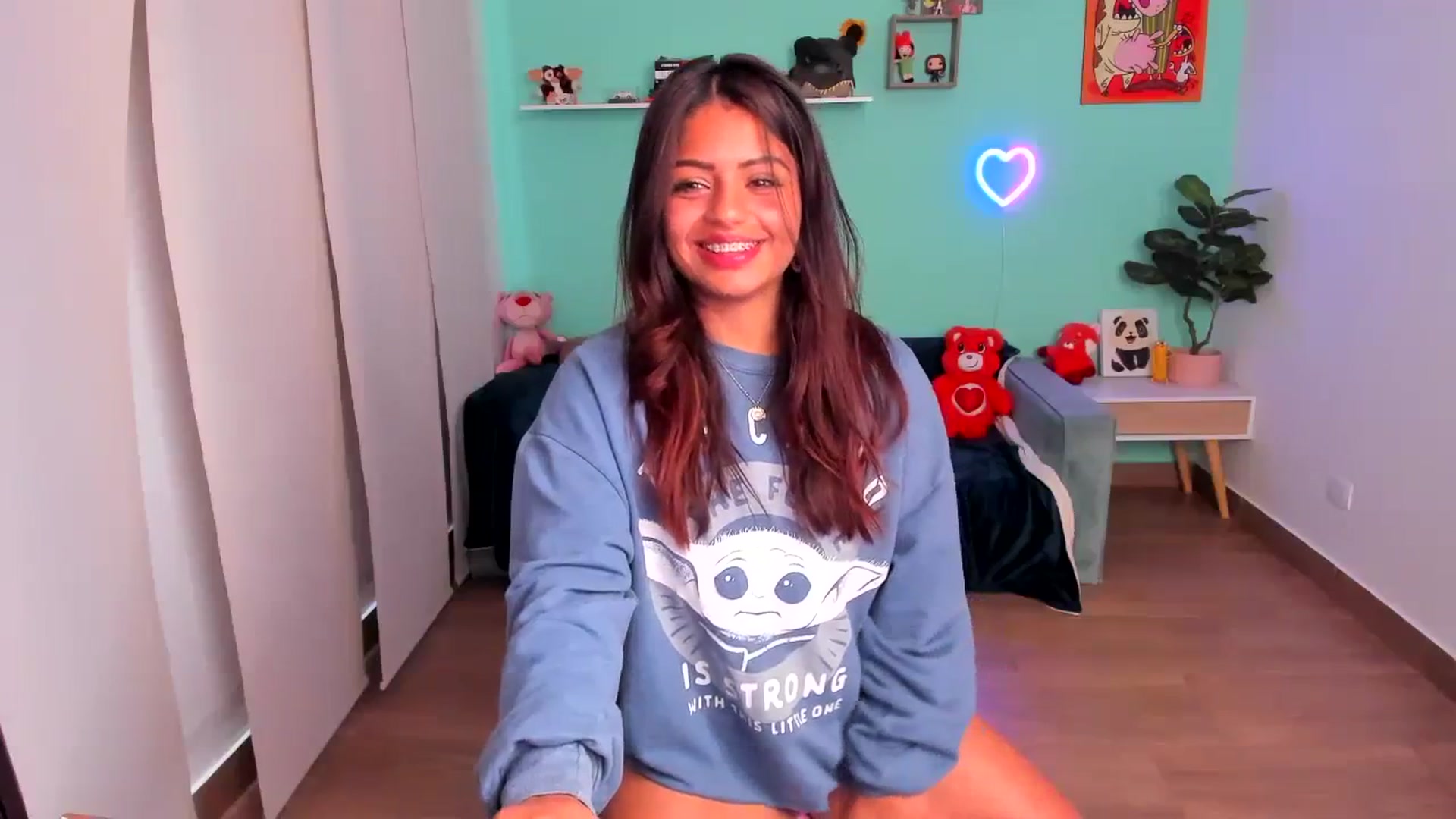 Gallery image thumbnail from SarishaLove's myfreecams stream on, 10/06/2023, 12:31 image 17 of 20