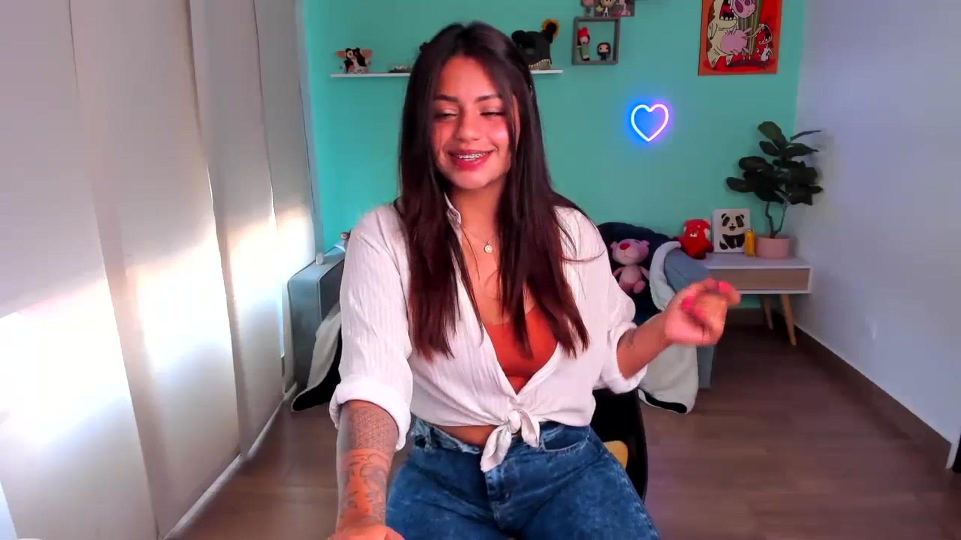 Gallery image thumbnail from SarishaLove's myfreecams stream on, 10/08/2023, 12:30 image 12 of 20