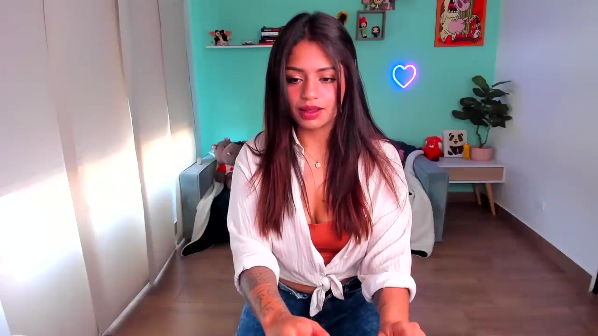 Gallery image thumbnail from SarishaLove's myfreecams stream on, 10/08/2023, 12:30 image 13 of 20