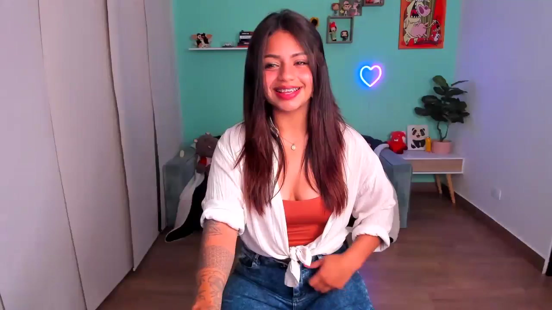 Gallery image thumbnail from SarishaLove's myfreecams stream on, 10/08/2023, 13:25 image 1 of 20