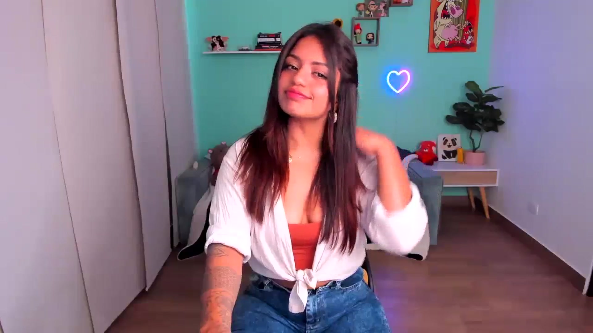 Gallery image thumbnail from SarishaLove's myfreecams stream on, 10/08/2023, 13:25 image 19 of 20