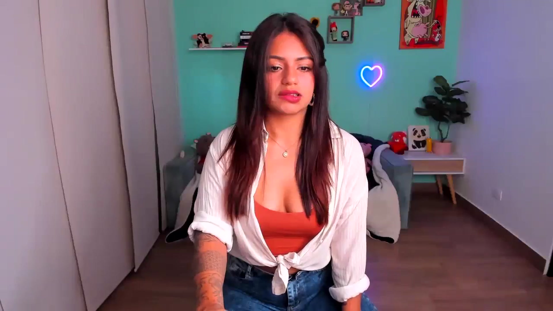 Gallery image thumbnail from SarishaLove's myfreecams stream on, 10/08/2023, 13:25 image 12 of 20