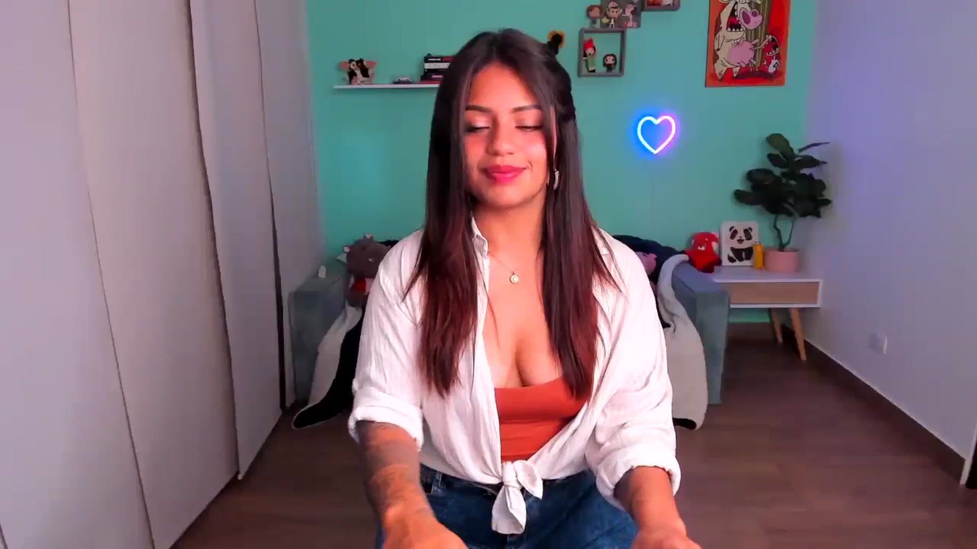 Gallery image thumbnail from SarishaLove's myfreecams stream on, 10/08/2023, 13:25 image 17 of 20