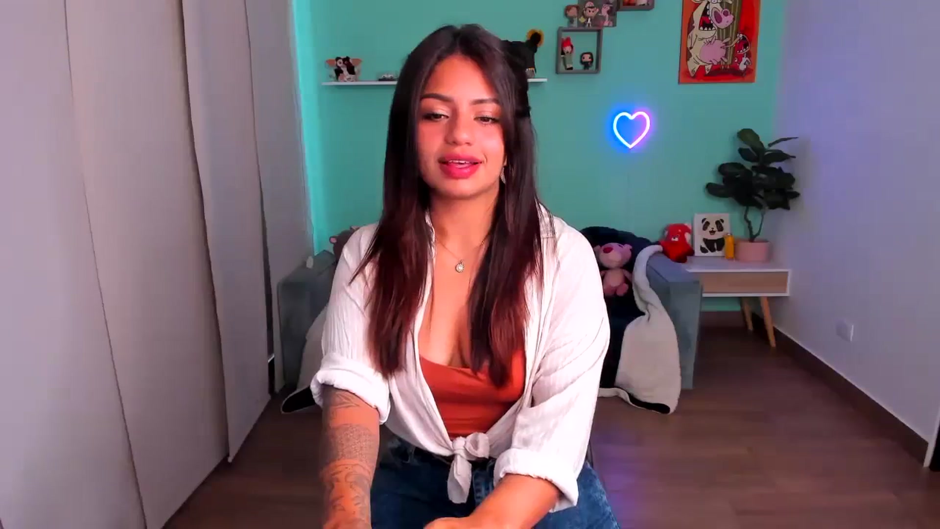 Gallery image thumbnail from SarishaLove's myfreecams stream on, 10/08/2023, 13:25 image 13 of 20