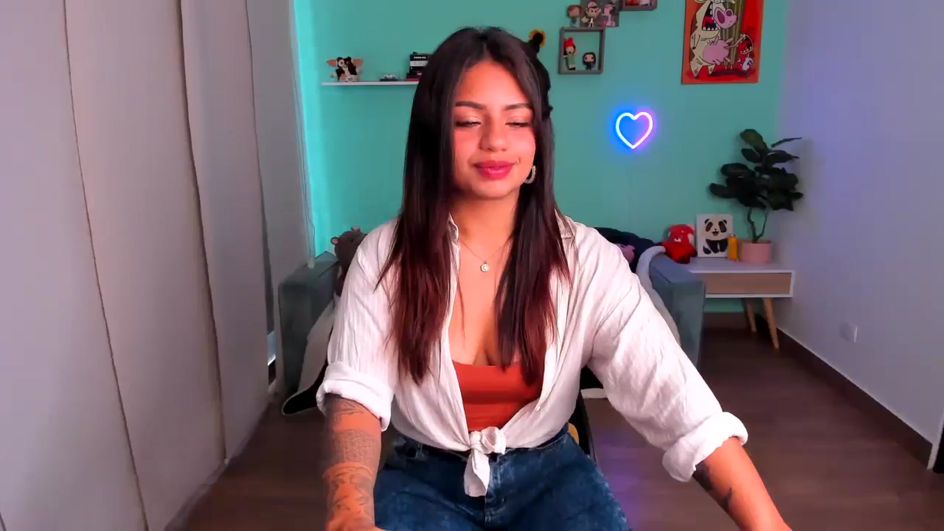 Gallery image thumbnail from SarishaLove's myfreecams stream on, 10/08/2023, 13:25 image 14 of 20