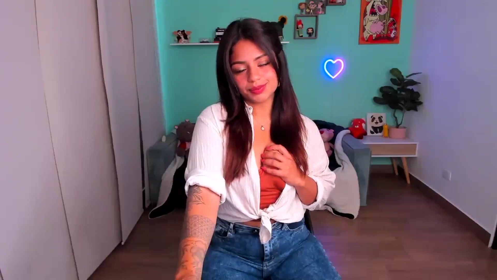 Gallery image thumbnail from SarishaLove's myfreecams stream on, 10/08/2023, 13:25 image 4 of 20