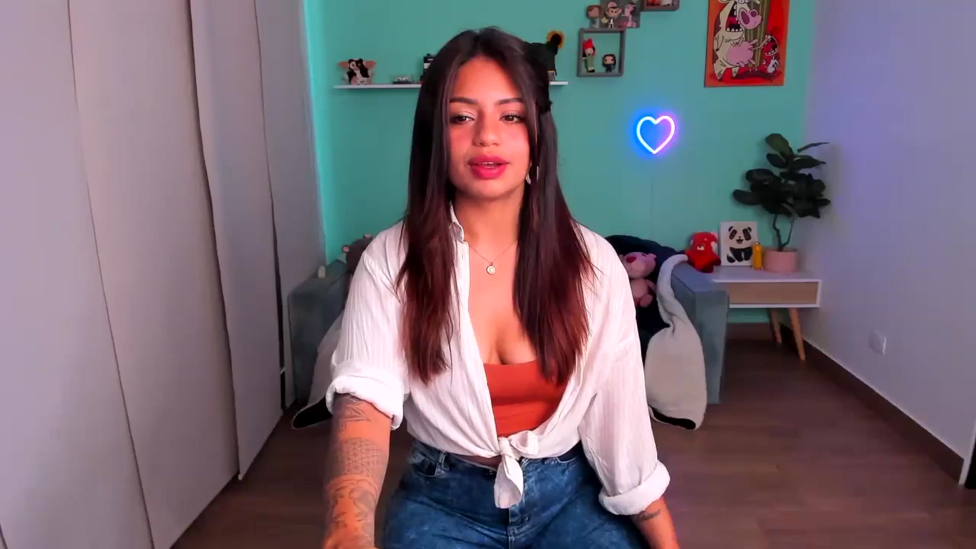 Gallery image thumbnail from SarishaLove's myfreecams stream on, 10/08/2023, 13:25 image 5 of 20