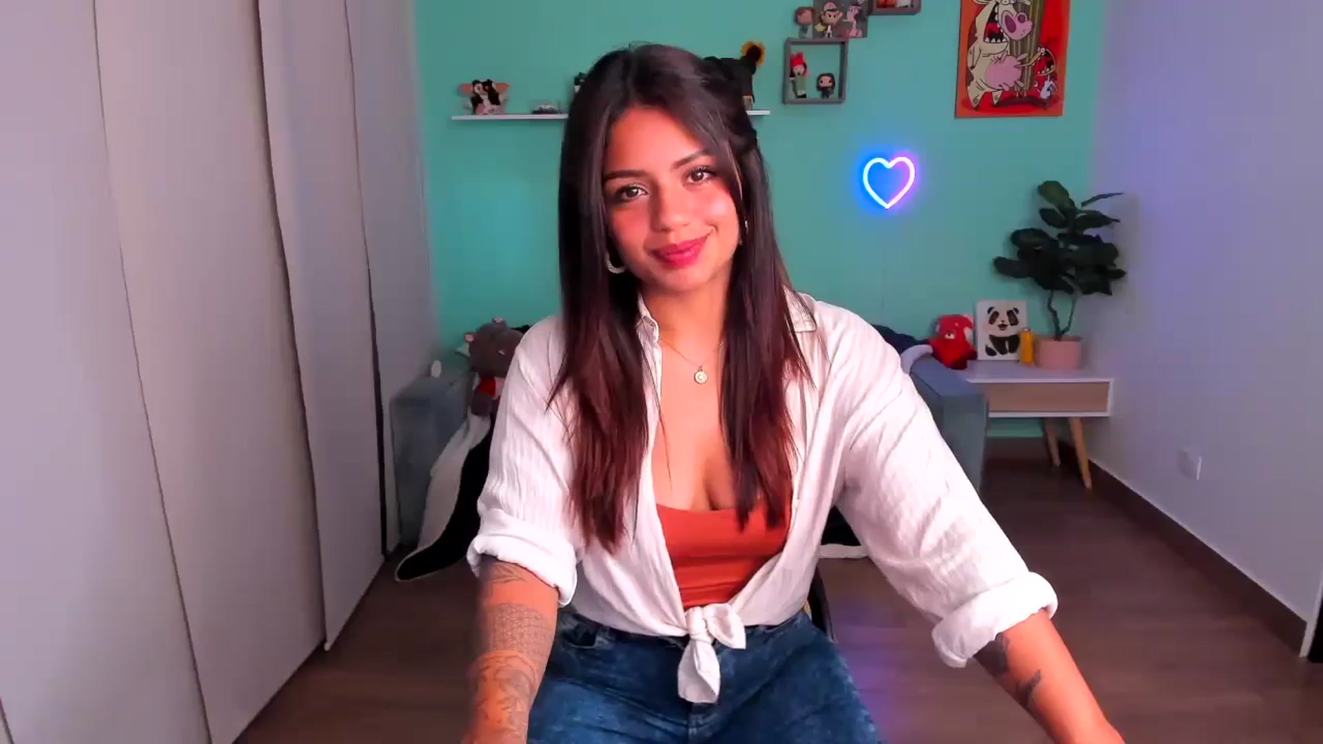 Gallery image thumbnail from SarishaLove's myfreecams stream on, 10/08/2023, 13:25 image 15 of 20