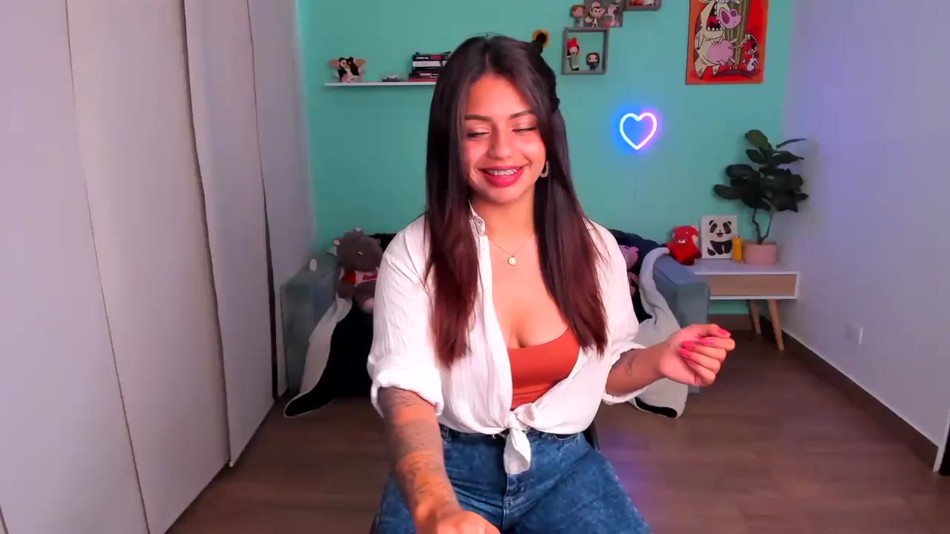 Gallery image thumbnail from SarishaLove's myfreecams stream on, 10/08/2023, 13:25 image 6 of 20