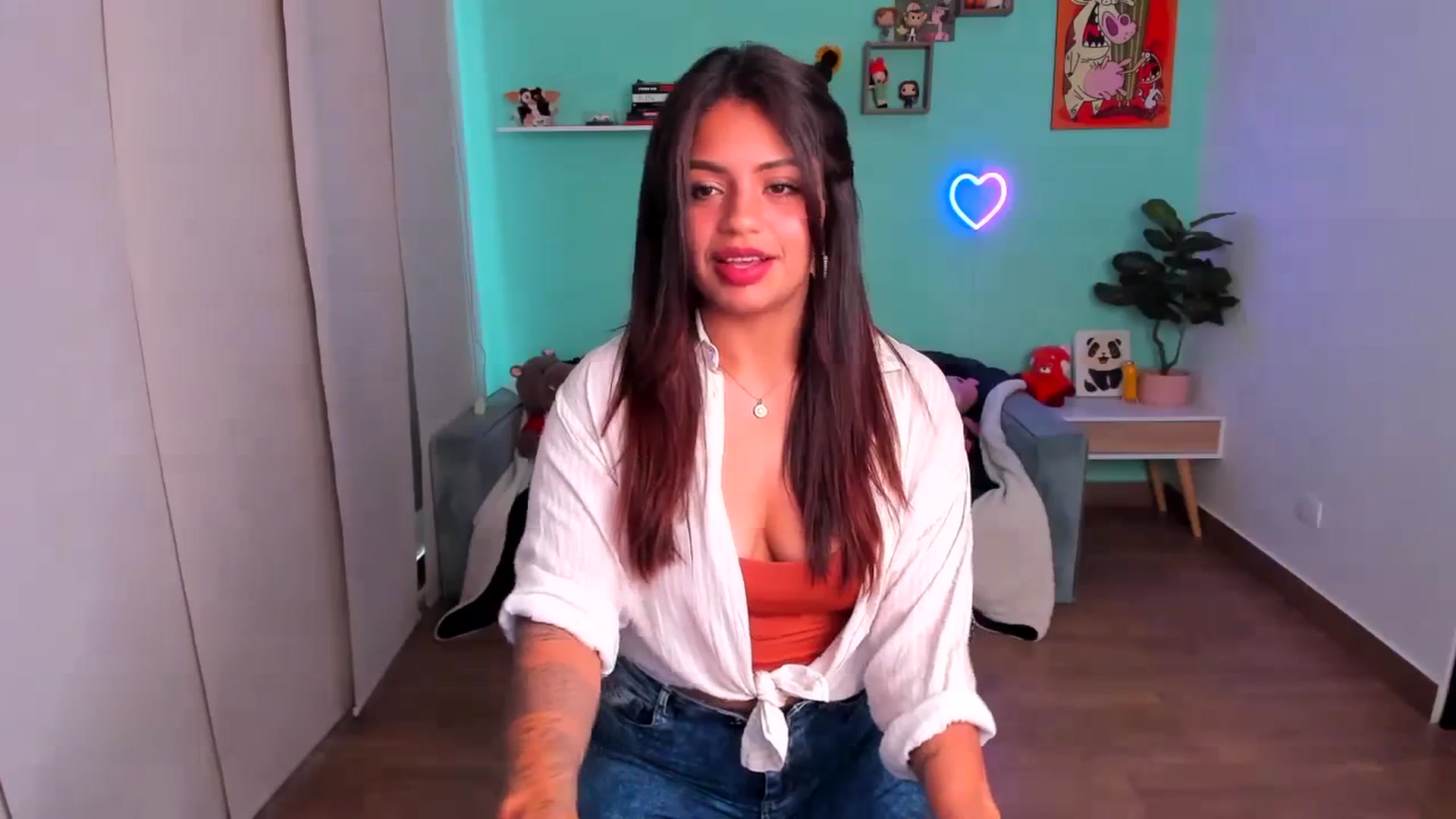 Gallery image thumbnail from SarishaLove's myfreecams stream on, 10/08/2023, 13:25 image 10 of 20