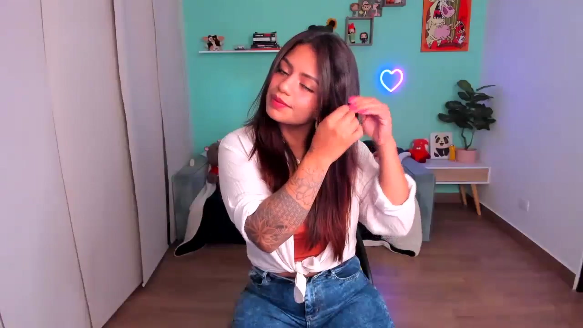Gallery image thumbnail from SarishaLove's myfreecams stream on, 10/08/2023, 13:25 image 2 of 20