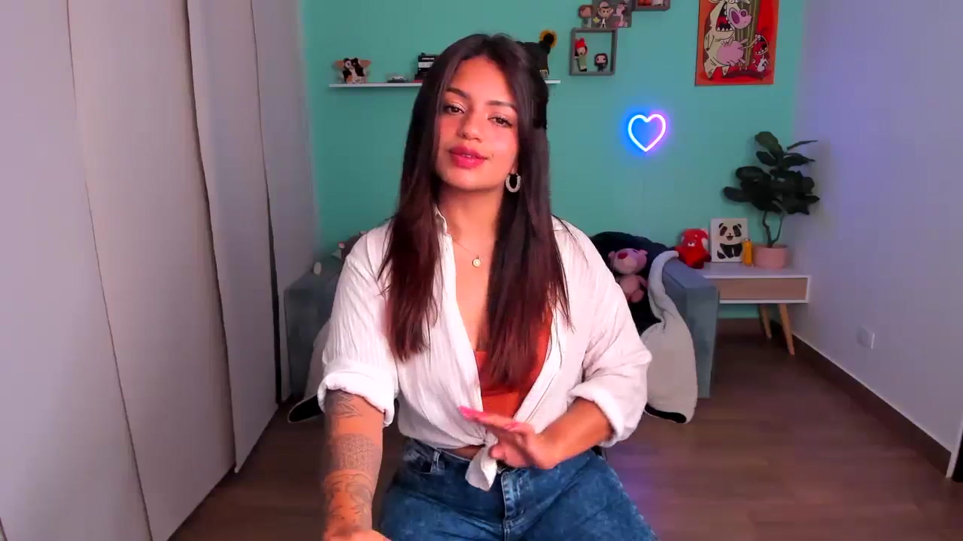 Gallery image thumbnail from SarishaLove's myfreecams stream on, 10/08/2023, 13:25 image 8 of 20
