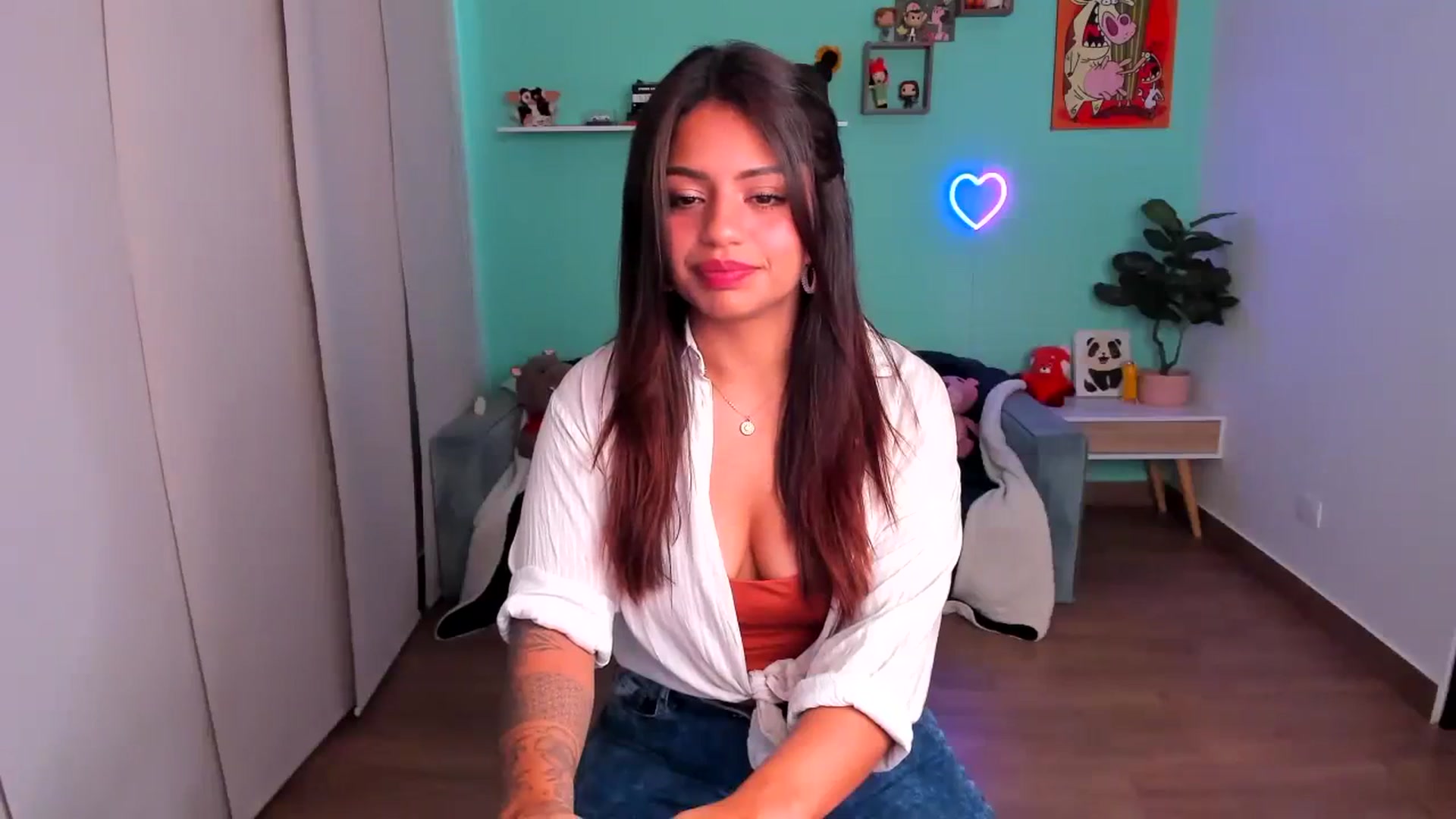 Gallery image thumbnail from SarishaLove's myfreecams stream on, 10/08/2023, 13:25 image 7 of 20