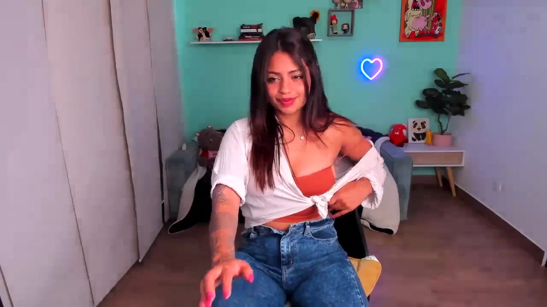 Gallery image thumbnail from SarishaLove's myfreecams stream on, 10/08/2023, 14:45 image 8 of 20