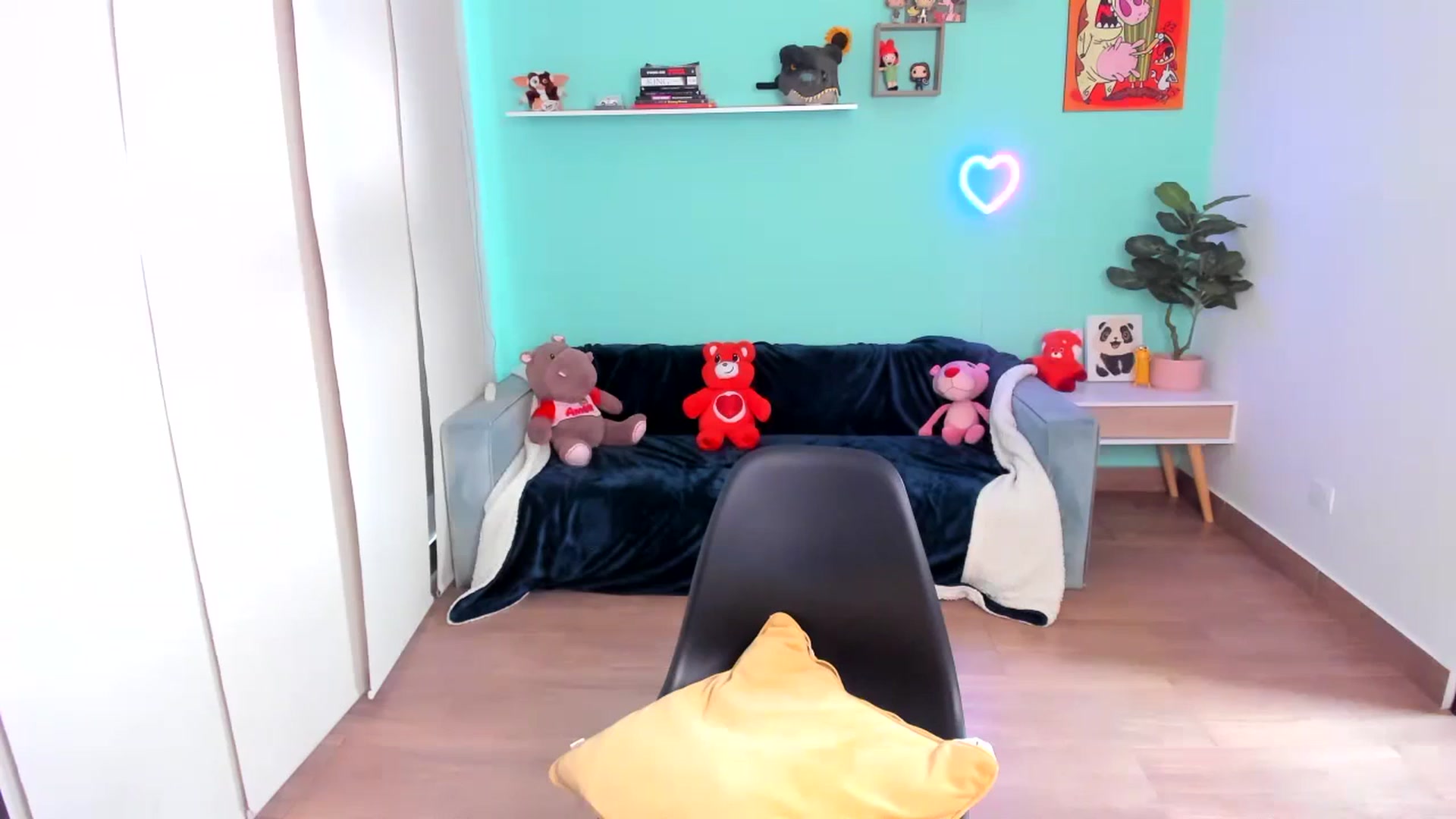 Gallery image thumbnail from SarishaLove's myfreecams stream on, 10/08/2023, 14:45 image 14 of 20