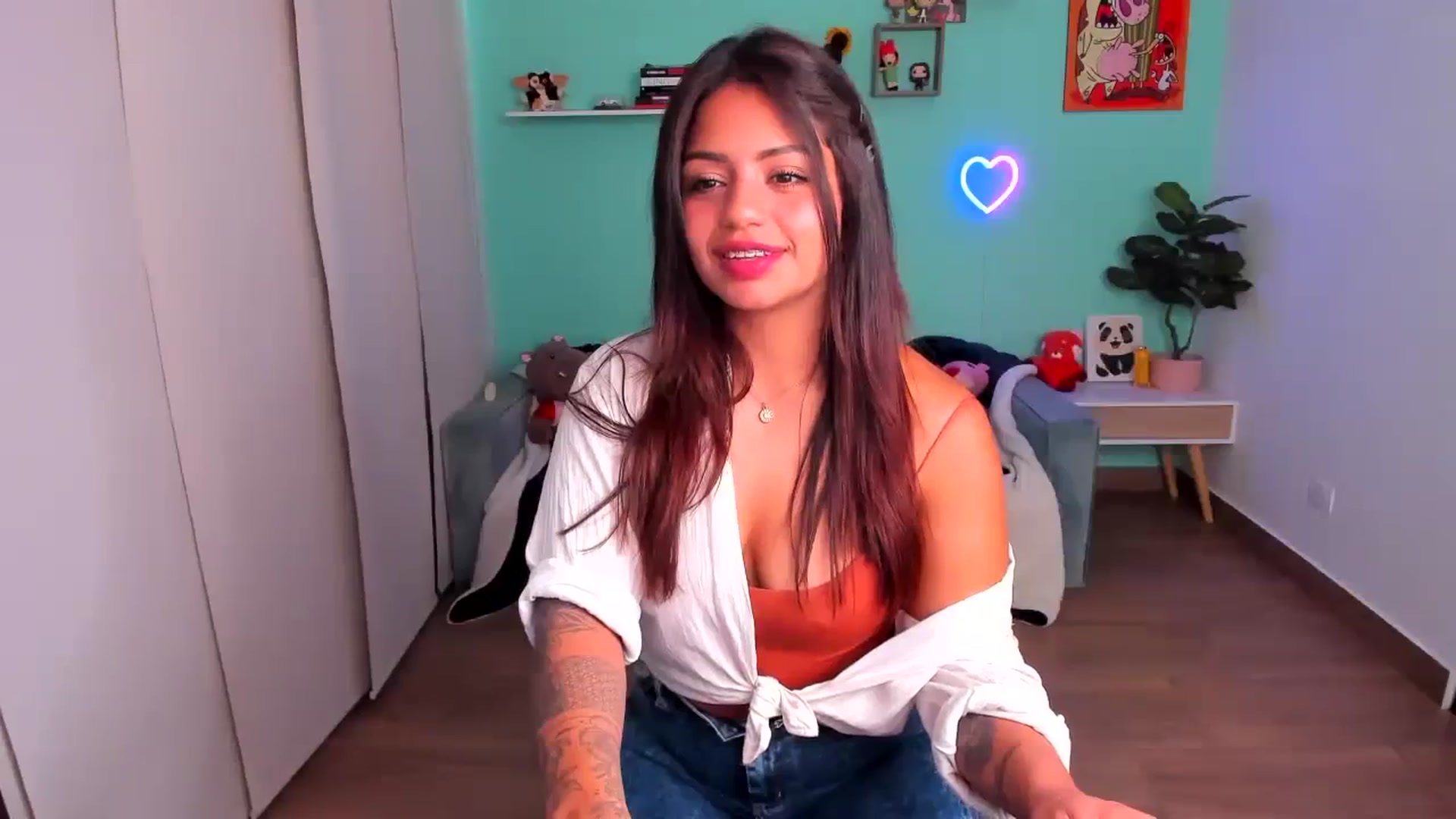 Gallery image thumbnail from SarishaLove's myfreecams stream on, 10/08/2023, 14:45 image 3 of 20