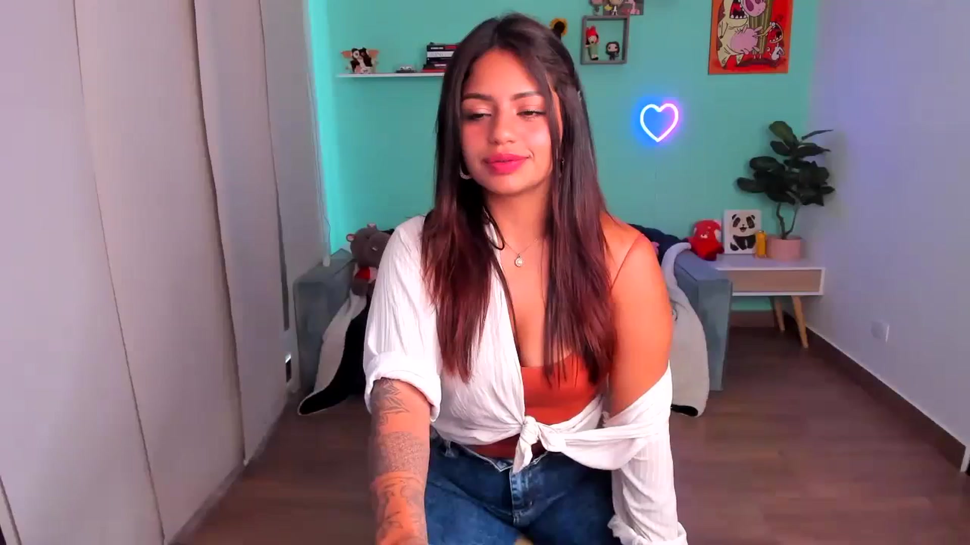 Gallery image thumbnail from SarishaLove's myfreecams stream on, 10/08/2023, 14:45 image 2 of 20