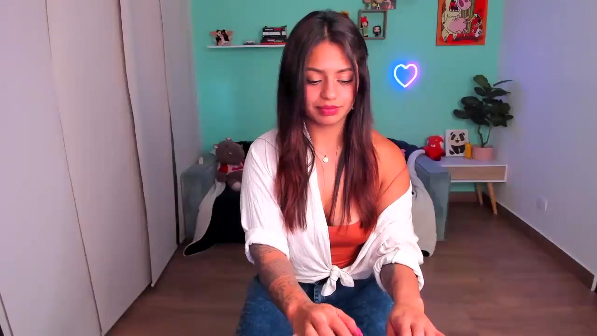 Gallery image thumbnail from SarishaLove's myfreecams stream on, 10/08/2023, 14:45 image 5 of 20