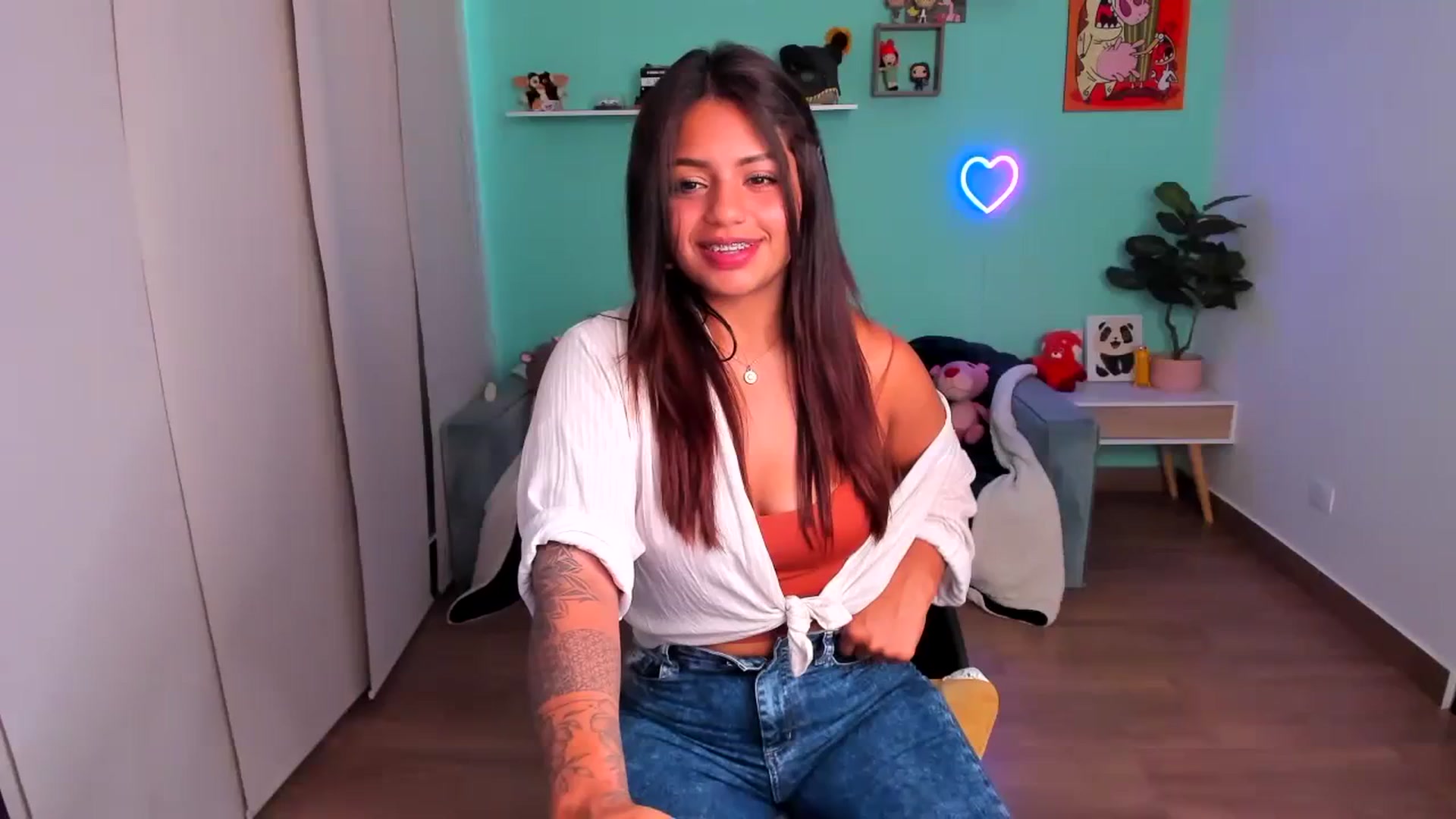 Gallery image thumbnail from SarishaLove's myfreecams stream on, 10/08/2023, 14:45 image 1 of 20