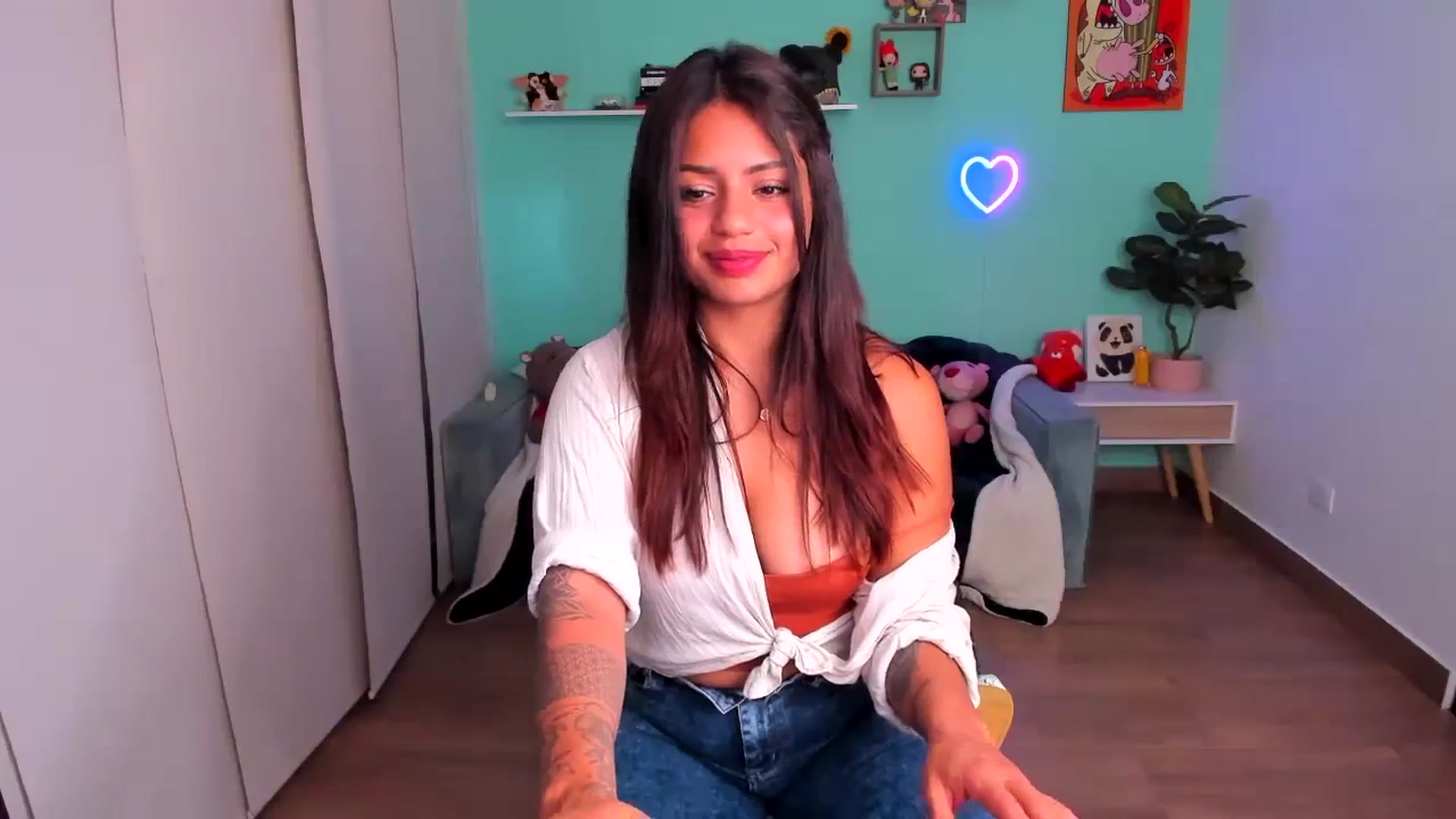 Gallery image thumbnail from SarishaLove's myfreecams stream on, 10/08/2023, 14:45 image 9 of 20