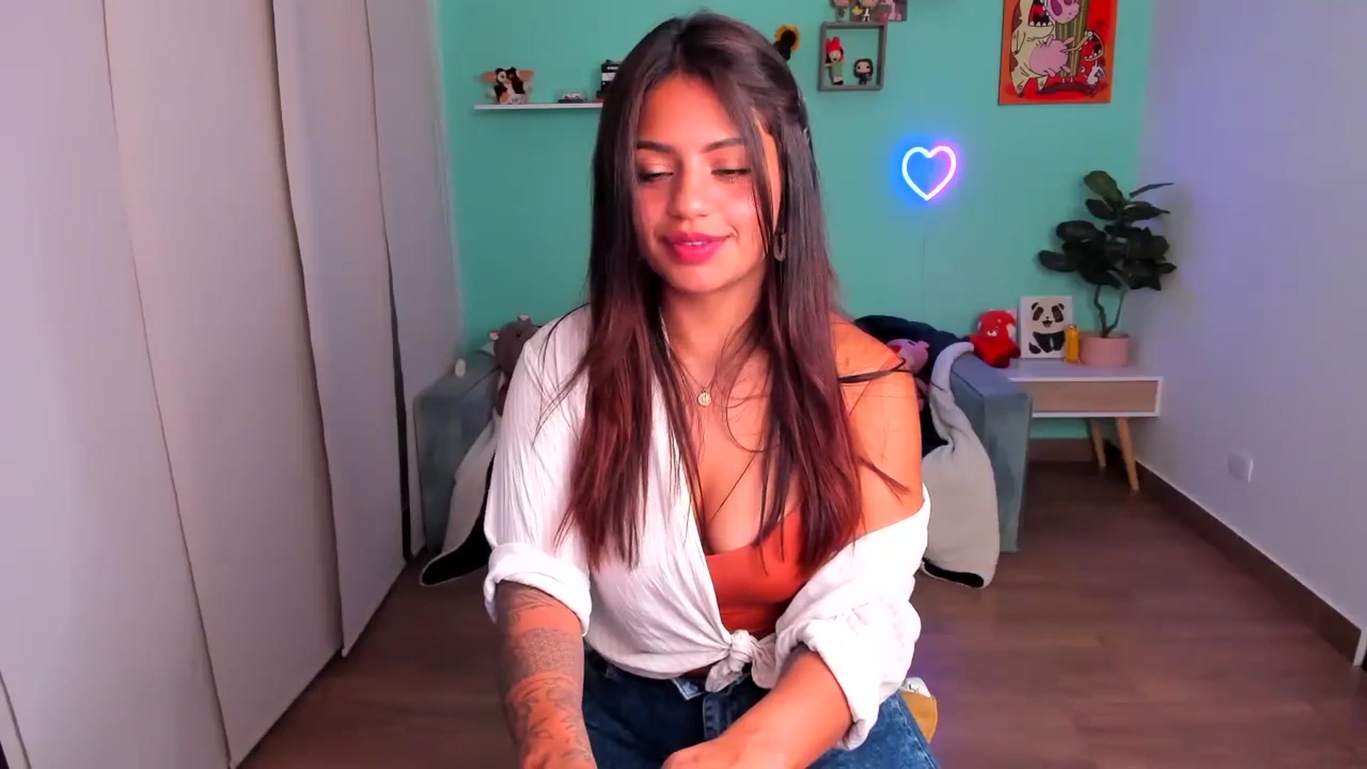 Gallery image thumbnail from SarishaLove's myfreecams stream on, 10/08/2023, 14:45 image 13 of 20