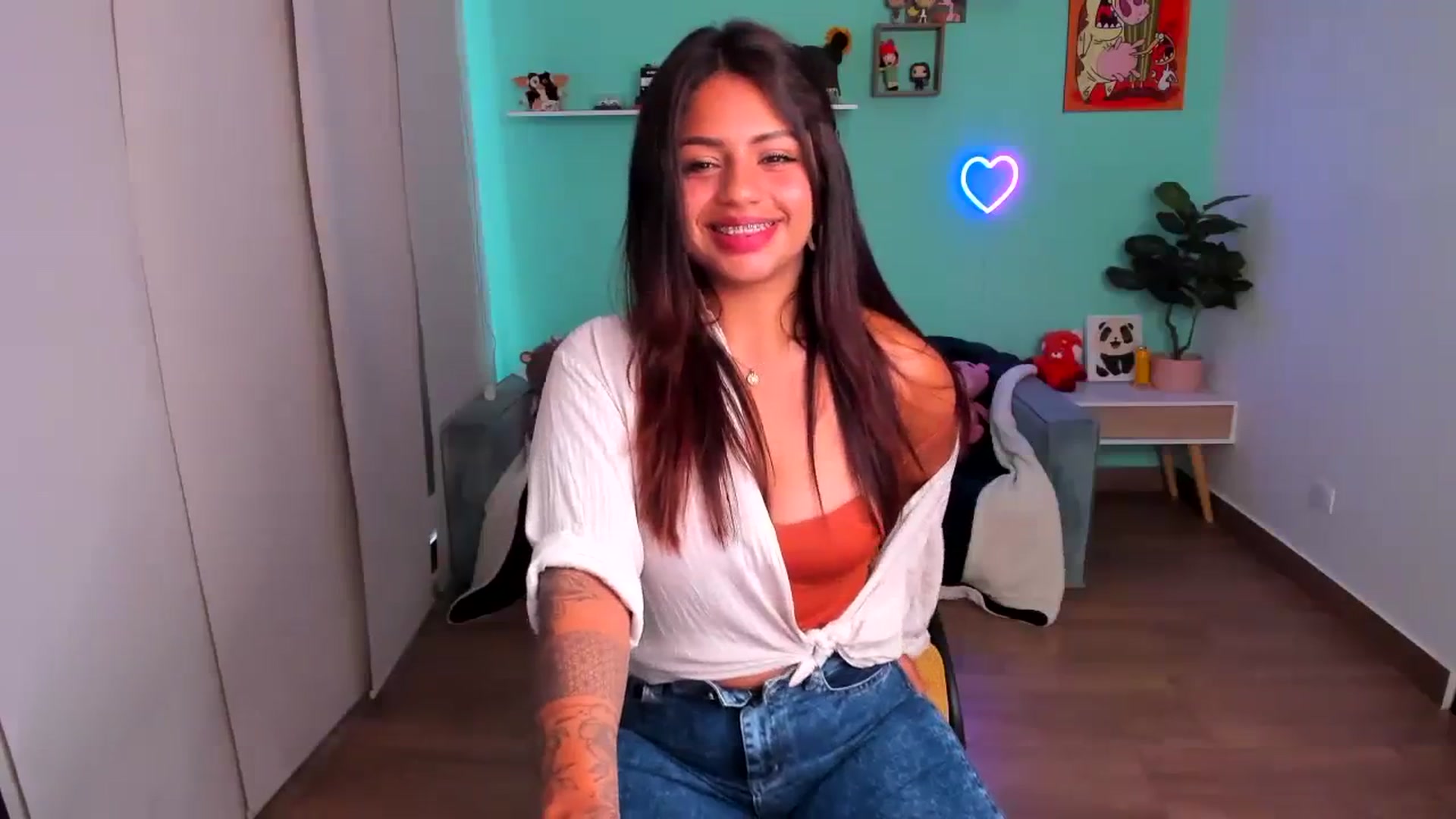 Gallery image thumbnail from SarishaLove's myfreecams stream on, 10/08/2023, 14:45 image 17 of 20