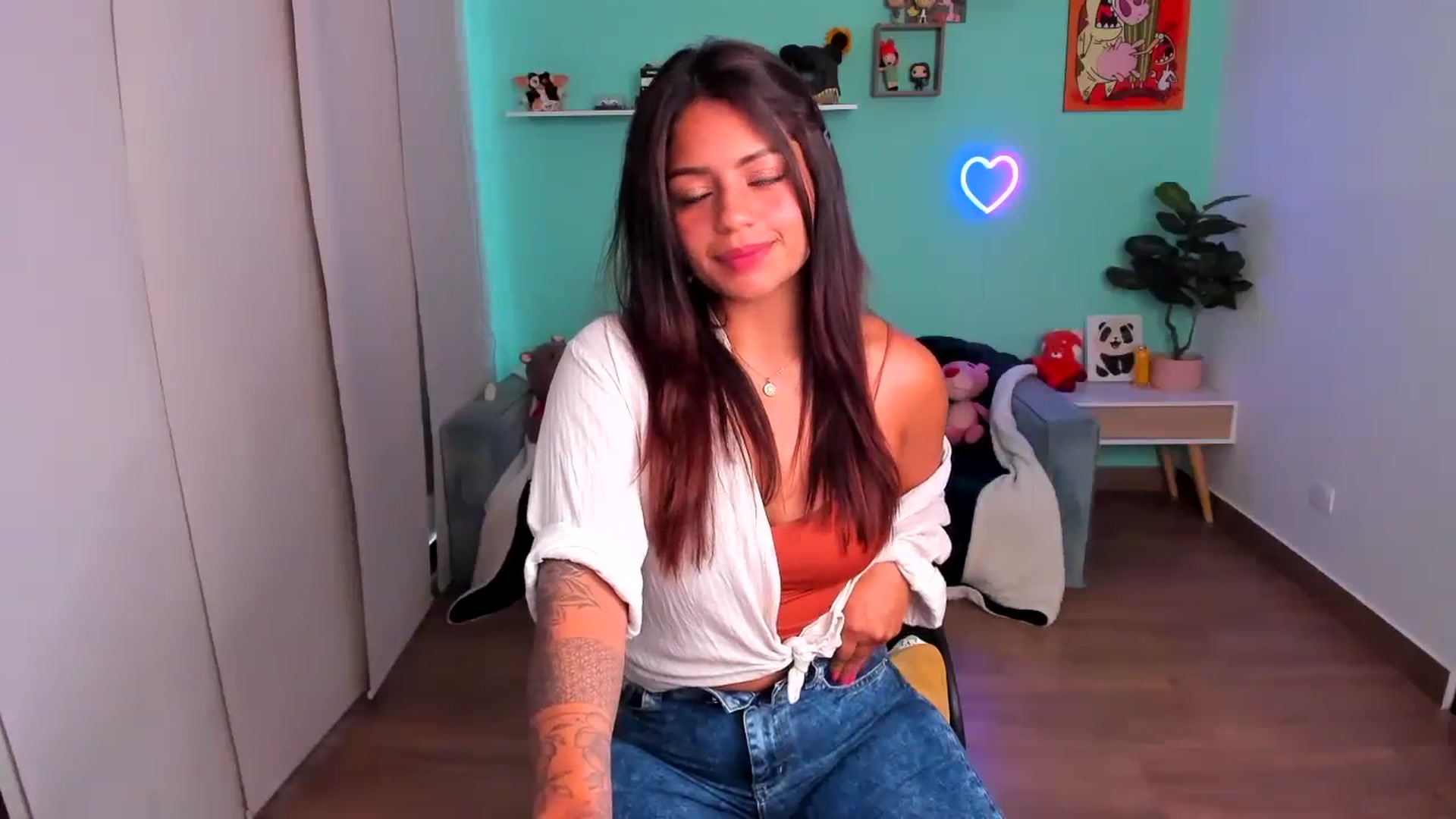 Gallery image thumbnail from SarishaLove's myfreecams stream on, 10/08/2023, 14:45 image 19 of 20